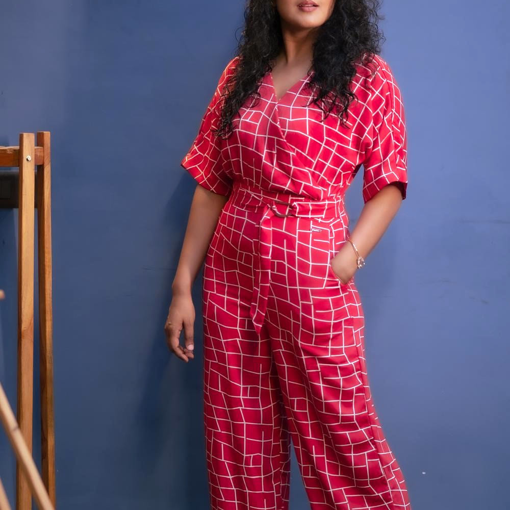దళపతి విజయ్ ఎన్నికల్లో విజయం సాధించడంతో అభిమానులు అందంలో తేలిపోతున్నారు. ఎక్కడ చూసిన విజయ్ విజయంపై అభిమానులు సంబరాలు చేసుకుంటున్నారు. అలాగే విజయ్ కు సోషల్ మీడియాలో అభిమానులు, సినీ సెలబ్రెటీలు విషెస్ తెలుపుతున్నారు. విజయ్ విజయం పై సెలబ్రెటీలు అందరూ హర్షం వ్యక్తం చేస్తున్నారు. సోషల్ మీడియాలో దళపతి విషెష్ వెల్లువెత్తుతున్నాయి. 