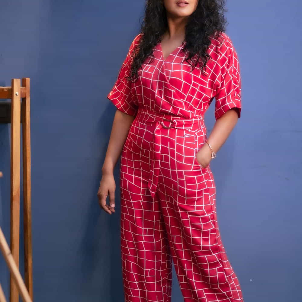 దళపతి విజయ్ ఎన్నికల్లో విజయం సాధించడంతో అభిమానులు అందంలో తేలిపోతున్నారు. ఎక్కడ చూసిన విజయ్ విజయంపై అభిమానులు సంబరాలు చేసుకుంటున్నారు. అలాగే విజయ్ కు సోషల్ మీడియాలో అభిమానులు, సినీ సెలబ్రెటీలు విషెస్ తెలుపుతున్నారు. విజయ్ విజయం పై సెలబ్రెటీలు అందరూ హర్షం వ్యక్తం చేస్తున్నారు. సోషల్ మీడియాలో దళపతి విషెష్ వెల్లువెత్తుతున్నాయి.