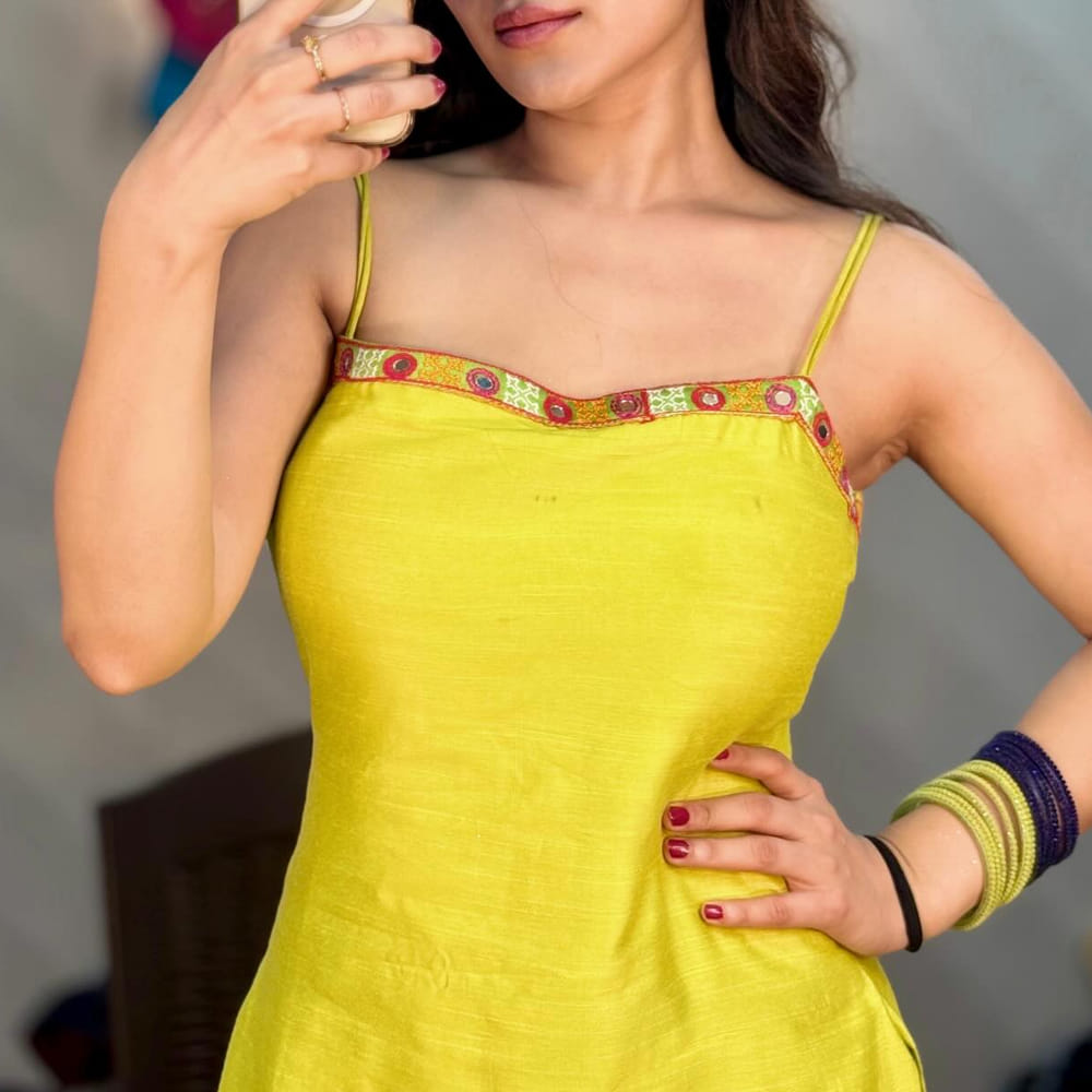 కెరీర్ బిగినింగ్ లో పద్దతిగా, నటనకు ప్రాధాన్యత ఉన్న పాత్రలు ఎంచుకుంటూ.. డీగ్లామర్ రోల్ లో నటించింది.. ఇప్పుడు హాట్ లుక్స్ తో ప్రేక్షకులను కవ్విస్తుంది. ఇంతకూ ఆమె ఎవరో కనిపెట్టరా.? తొలి సినిమాతోనే మంచి విజయాన్ని అందుకుంది ఈ అమ్మడు. ఆతర్వాత విభిన్న కథలను ఎంచుకుంటూ హీరోయిన్ గా చేస్తుంది. కానీ ఆశించిన స్థాయిలో సక్సెస్ మాత్రం సాధించలేకపోయింది.