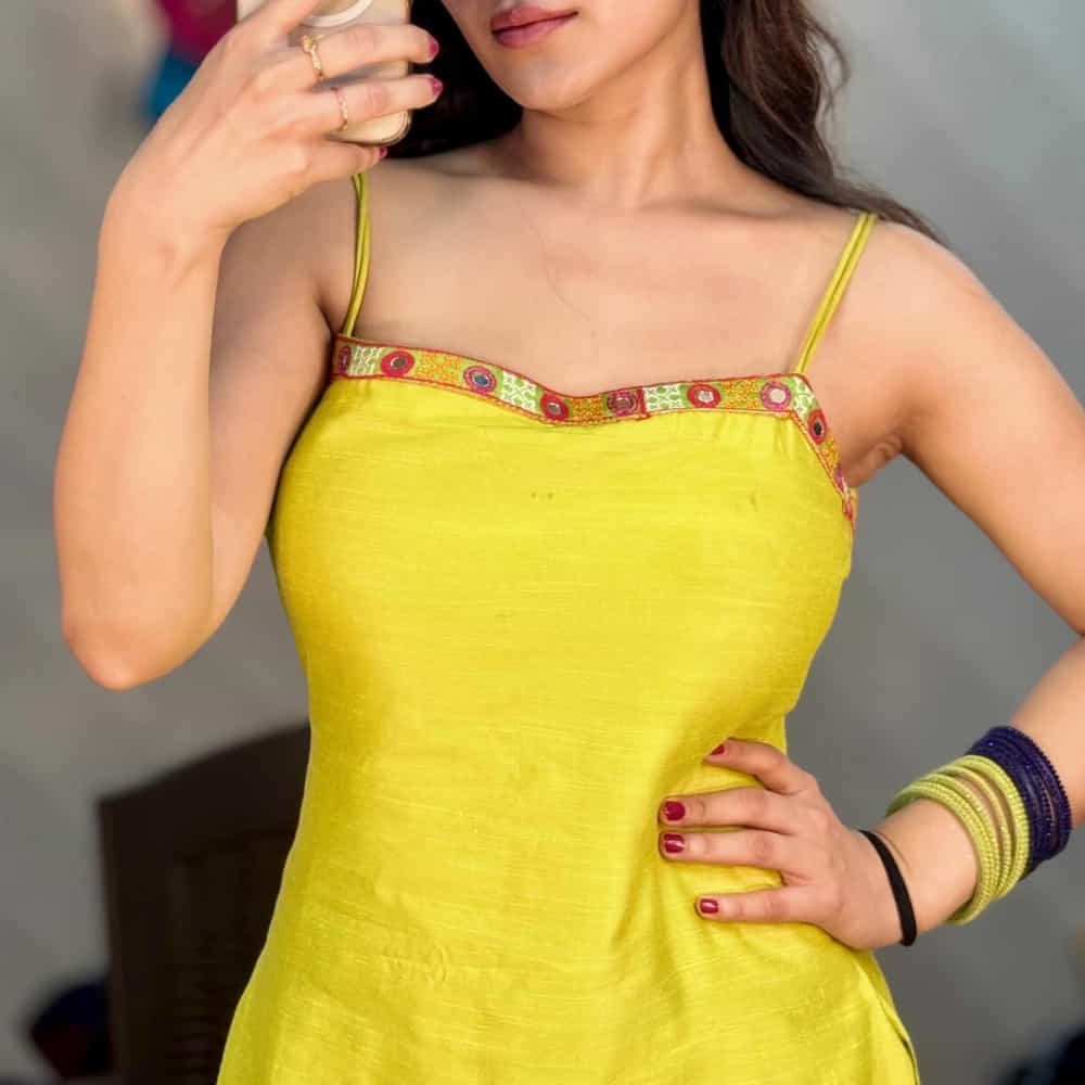 కెరీర్ బిగినింగ్ లో పద్దతిగా, నటనకు ప్రాధాన్యత ఉన్న పాత్రలు ఎంచుకుంటూ.. డీగ్లామర్ రోల్ లో నటించింది.. ఇప్పుడు హాట్ లుక్స్ తో ప్రేక్షకులను కవ్విస్తుంది. ఇంతకూ ఆమె ఎవరో కనిపెట్టరా.? తొలి సినిమాతోనే మంచి విజయాన్ని అందుకుంది ఈ అమ్మడు. ఆతర్వాత విభిన్న కథలను ఎంచుకుంటూ హీరోయిన్ గా చేస్తుంది. కానీ ఆశించిన స్థాయిలో సక్సెస్ మాత్రం సాధించలేకపోయింది.