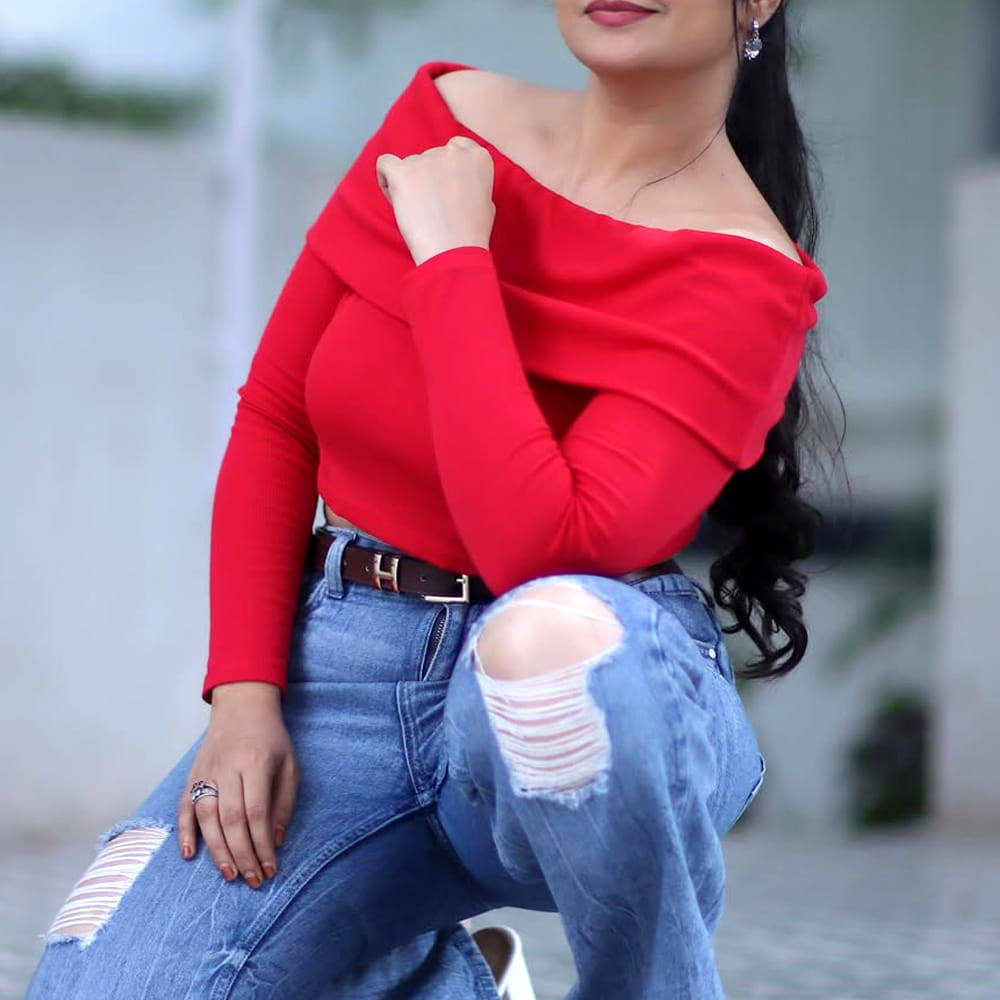 సీరియల్ నటీమణులు సినిమా హీరోయిన్స్ కు ఏ మాత్రం తగ్గకుండా పాపులారిటీ సొంతం చేసుకుంటున్నారు. ఓ రేంజ్ లో అందాలతో కట్టిపడేస్తున్నారు సీరియల్ బ్యూటీ. అలాగే హీరోయిన్స్ కు మించి గ్లామర్ తోనూ ఆకట్టుకుంటున్నారు. ఇప్పుడు ఓ సీరియల్ బ్యూటీ సోషల్ మీడియాలో తెగ ట్రెండ్ అవుతుంది. ఆ బ్యూటీ తన అందం కుర్రాళ్లను కట్టిపడేస్తుంది. ఆమె గ్లామర్ ను కుర్రాళ్లకు కవితలతో తెగ పొగిడేస్తున్నారు. ఇంతకూ ఆ బ్యూటీ ఎవరు.? ఆమె చేసిన మాయ ఏంటో ఒక్కసారి చూద్దాం.. 