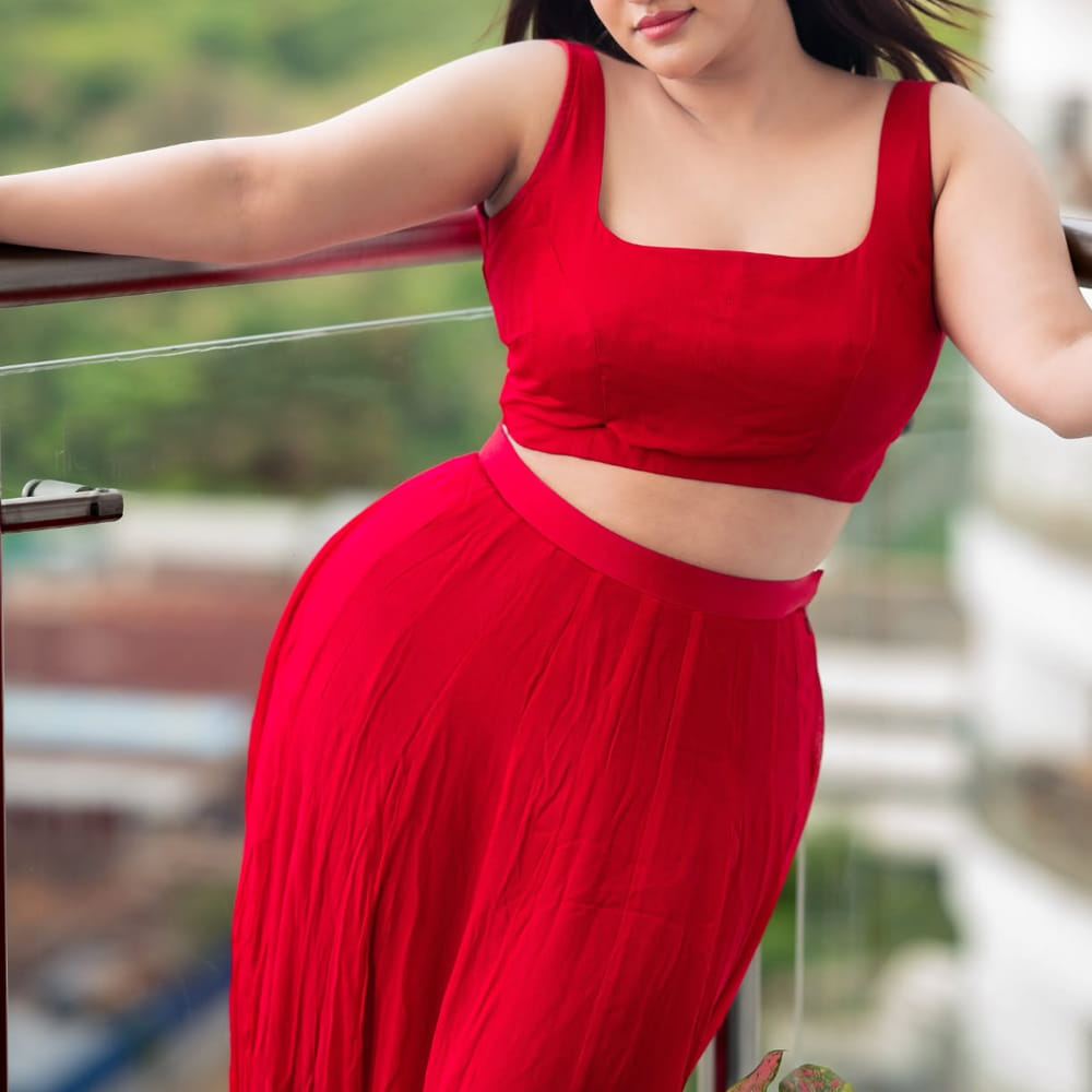 మనం మాట్లాడుకుంటున్న హీరోయిన్ కూడా ఒకే ఒక్క సినిమాతో పాపులర్ అయ్యింది. అంతకు ముందు ఎన్నో సినిమాల్లో నటించిన రాని గుర్తింపు ఒకే ఒక్క సినిమాతో క్రేజ్ తెచ్చుకుంది. ఒకే సినిమాతోనే కుర్రాళ్ళ గుండెల్లో బాణాలు గుచ్చింది ఈ ముద్దుగుమ్మ. ఆమె ఎవరో కాదు మలయాళ ముద్దుగుమ్మ హనీ రోజ్. మలయాళ ఇండస్ట్రీకి చెందిన ఈ అమ్మడు అక్కడ కొన్ని సినిమాల్లో నటించింది.