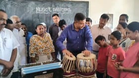 అబ్బా.. ఏం వాయించారు సార్.. సంగీత కళతో అబ్బురపరిచిన కలెక్టర్