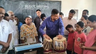 Watch: అబ్బా.. ఏం వాయించారు సార్.. సంగీత కళతో అబ్బురపరిచిన కలెక్టర్.. ఇదిగో వీడియో