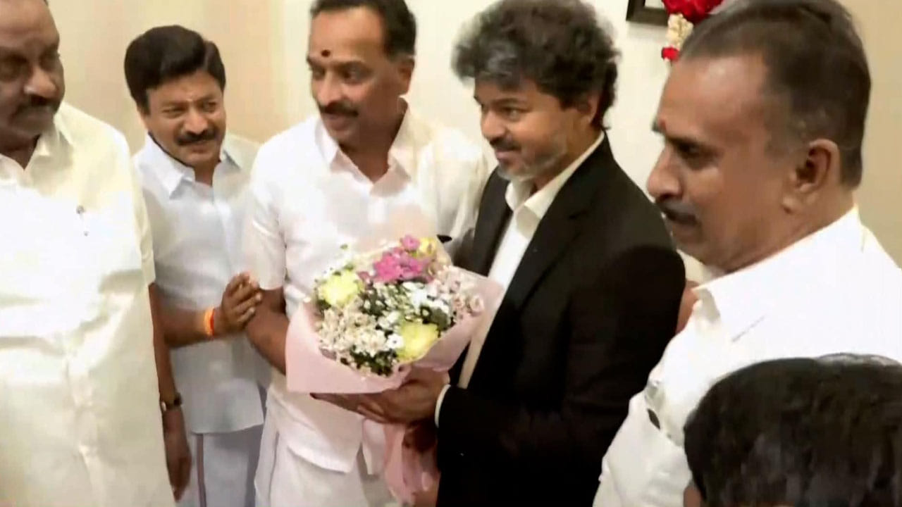 అమ్మ పార్టీలో చీలిక.. అన్నాడీఎంకేలో ముసలం.. విజయ్ వైపు 30 మంది ఎమ్మెల్యేలు..!