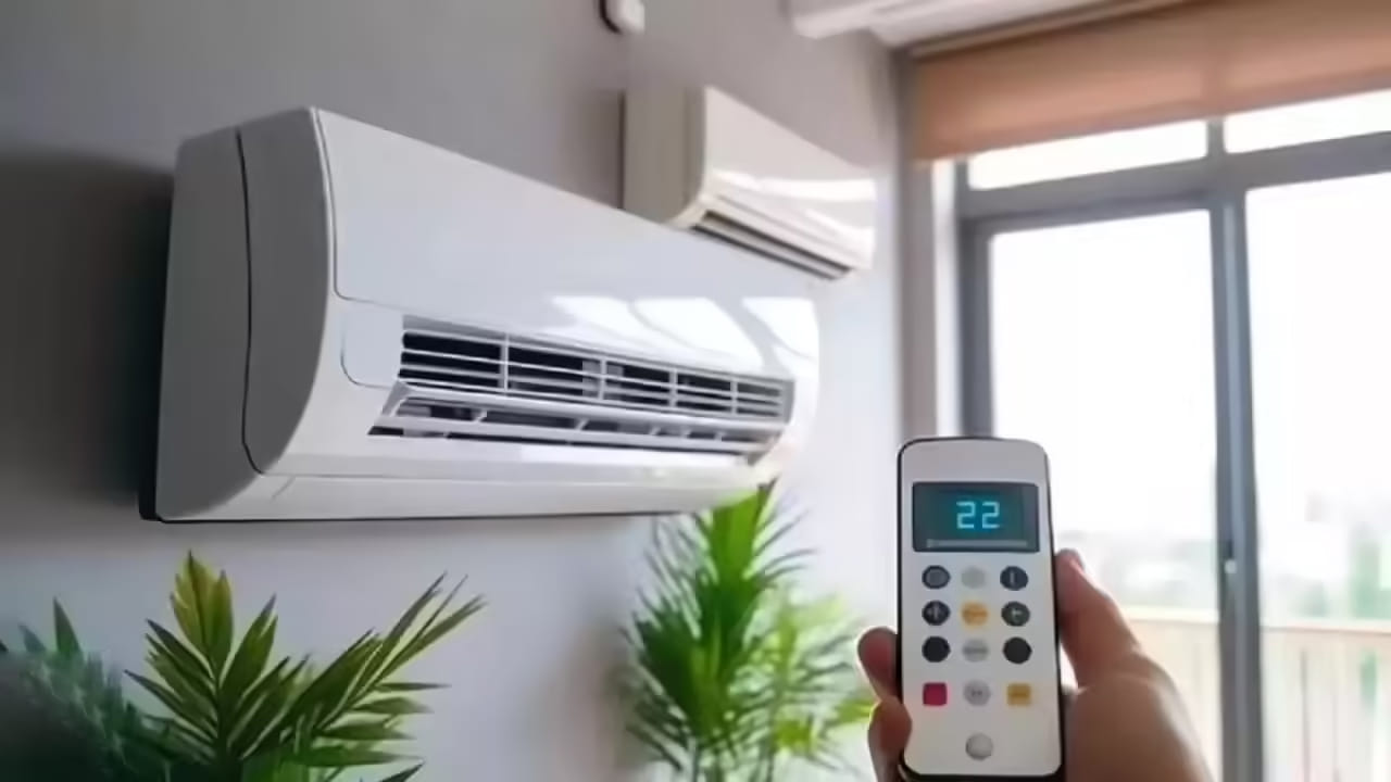 ఏసీని ఎప్పుడూ 24°C నుండి 26°C మధ్య ఉంచడం వల్ల కరెంటు ఆదా అవుతుంది. అలాగే ఏసీతో పాటు తక్కువ స్పీడ్‌లో ఫ్యాన్ వాడటం వల్ల గది అంతటా చల్లదనం త్వరగా వ్యాపిస్తుంది. కిటికీలు, తలుపులు సరిగ్గా మూసి ఉంచడం, నెలకోసారి ఫిల్టర్లు శుభ్రం చేయడం వల్ల ఏసీపై భారం తగ్గి బిల్లు అదుపులో ఉంటుంది.