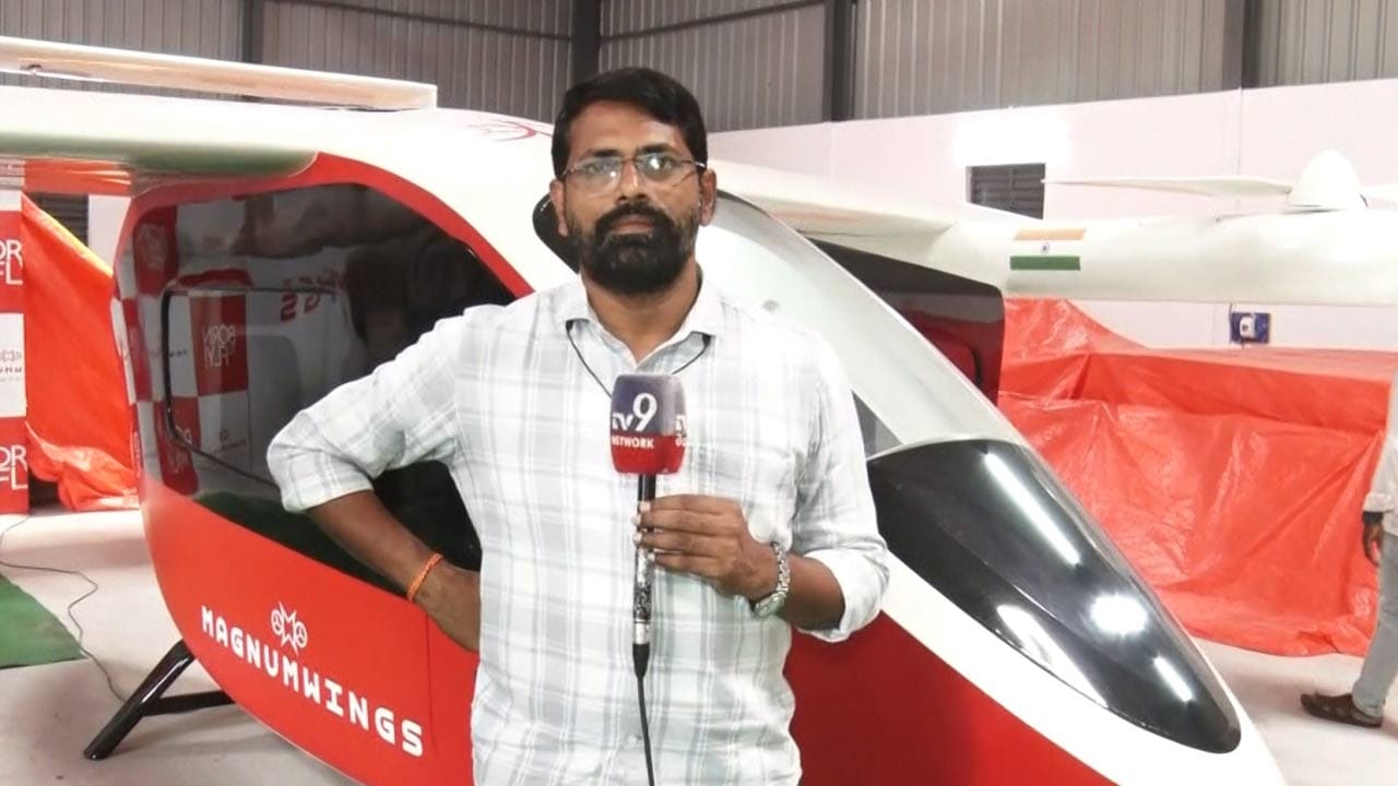 డ్రోన్ టెక్నాలజీ అందుబాటులోకి వచ్చిన తర్వాత ఎయిర్ ట్యాక్సీ ప్రయాణాలు సాధ్యమేనని భావిస్తున్నారు. ప్రపంచంలో కొద్దీ దేశాలు మాత్రం ఎయిర్ ట్యాక్సీ ప్రయోగాలు చేస్తున్నాయి. ఏపిలోని గుంటూరులో కూడా మాగ్నమ్ వింగ్స్ ఎండి అభిరామ్ ఛావా ఎయిర్ ట్యాక్సీ లను రూపొందించి మానవ రహిత ప్రయోగాలను పూర్తి చేశారు. తాజాగా వి2 2.0 ఎయిర్ ట్యాక్సీ సిద్దమైనట్లు ఆయన తెలిపారు. కేంద్రం ఎయిర్ ట్యాక్సీ పాలసీ తీసుకొచ్చిన వెంటనే ఎయిర్ ట్యాక్సీలు గాల్లో ఎగురుతాయంటున్నారు. 
