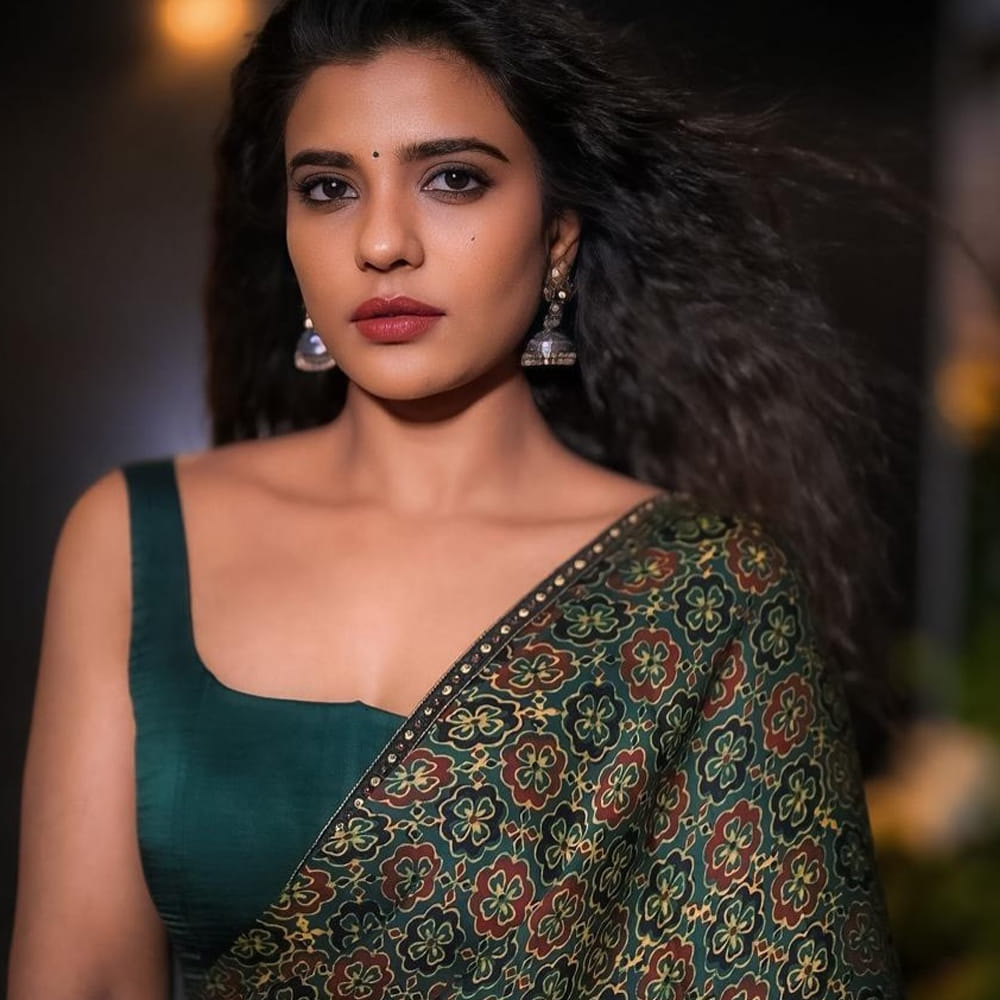 తనే హీరోయిన్ ఐశ్వర్య రాజేష్. అచ్చ తెలుగమ్మాయి.. కానీ ముందు తమిళంలో మంచి పేరు సంపాదించుకుంది. ఆ తర్వాతే టాలీవుడ్ వైపు అడుగులు వేసింది. గ్లామర్ రోల్స్ కాకుండా తన పాత్రకు ప్రాధాన్యత ఉన్న కథలను ఎంచుకుంటూ.. అందమైన రూపం, సహజ నటనతో ప్రేక్షకుల హృదయాలు గెలుచుకుంది. వెంకీ సరసన సంక్రాంతికి వస్తున్నాం సినిమాలో భాగ్యం పాత్రలో అద్భుతమైన నటనతో తెలుగు అడియన్స్ గుండెల్లో స్థానం సంపాదించుకుంది. ఈ సినిమా తర్వాత తెలుగులో ఆమెకు అవకాశాలు వస్తాయనుకున్నప్పటికీ అంతగా రాలేదు.