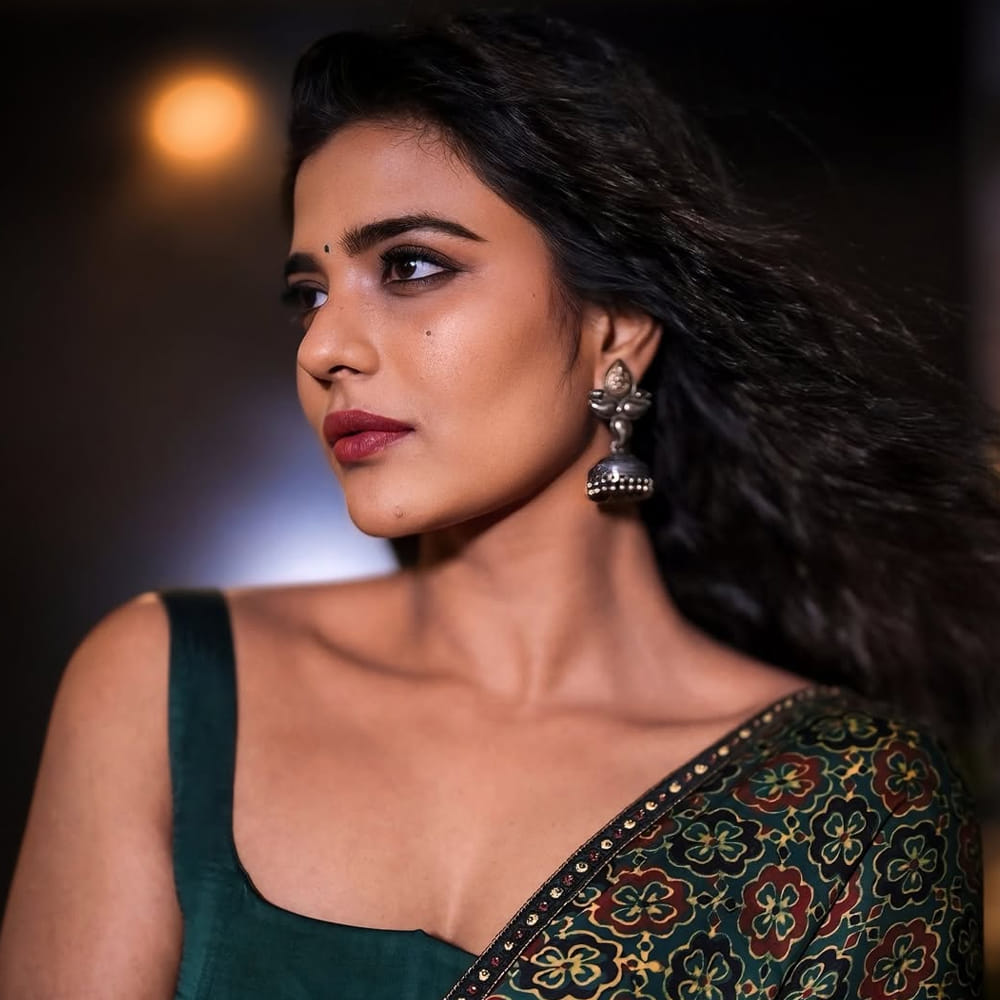 గతంలో ఓ ఇంటర్వ్యూలో పాల్గొన్న ఆమె.. తన సినీ ప్రయాణంలో ఎదుర్కొన్న అవమానాలు, ఇండస్ట్రీలో అప్పట్లో ఉన్న విమర్శల గురించి బయటపెట్టింది. హీరోయిన్ అంటే తప్పనిసరిగా అందంగా, తెల్లగా, సైజ్ జీరో ఉండాలనే రూల్స్ ఉండేవి. 15 ఏళ్ల క్రితం కథానాయికగా రాణించాలంటే కచ్చితంగా బొమ్మలాగా ఉండాల్సిందే అనే మైండ్ సెట్ ఉండేది. రంగు తక్కువగా ఉంటే నువ్వు హీరోయినా.. కనీసం ఫ్రెండ్ క్యారెక్టర్ కు కూడా పనికిరావు అని అవమానించేవారు అంటూ అప్పట్లో తనకు ఎదురైన పరిస్థితులను వెల్లడించింది.