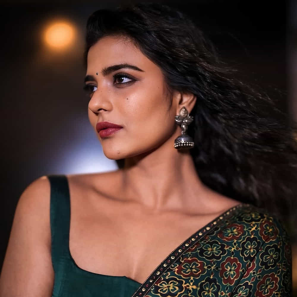 గతంలో ఓ ఇంటర్వ్యూలో పాల్గొన్న ఆమె.. తన సినీ ప్రయాణంలో ఎదుర్కొన్న అవమానాలు, ఇండస్ట్రీలో అప్పట్లో ఉన్న విమర్శల గురించి బయటపెట్టింది. హీరోయిన్ అంటే తప్పనిసరిగా అందంగా, తెల్లగా, సైజ్ జీరో ఉండాలనే రూల్స్ ఉండేవి. 15 ఏళ్ల క్రితం కథానాయికగా రాణించాలంటే కచ్చితంగా బొమ్మలాగా ఉండాల్సిందే అనే మైండ్ సెట్ ఉండేది. రంగు తక్కువగా ఉంటే నువ్వు హీరోయినా.. కనీసం ఫ్రెండ్ క్యారెక్టర్ కు కూడా పనికిరావు అని అవమానించేవారు అంటూ అప్పట్లో తనకు ఎదురైన పరిస్థితులను వెల్లడించింది. 