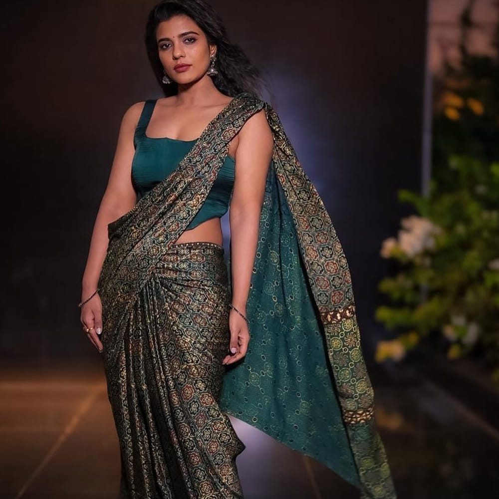 అప్పట్లో తనను అవమానిస్తుంటే.. విమర్శిస్తుంటే ఎంతో బాధగా ఉండేదని తెలిపింది. అప్పటివరకు హీరోయిన్ కావాలన్న పెద్ద ఆశలు తనలో లేవని.. కానీ ఆ అవమానాలే తనలో కొత్త పట్టుదలను రగిలించాయని తెలిపింది. నేనెందుకు హీరోయిన్ కాలేను.. నన్ను నేను ప్రూవ్ చేసుకోవాల్సిందే. ఎన్ని అడ్డంకులు వచ్చినా నటిగా నిలబడాలని నిర్ణయించుకున్నా.. అందుకే ప్రతి అవకాశం కోసం ఎదురుచూశా.. వచ్చిన ప్రతి ఛాన్స్ ఉపయోగించుకుని నన్ను నేను ప్రూవ్ చేసుకున్నా అంటూ ఎమోషనల్ అయ్యారు ఐశ్వర్య రాజేష్.