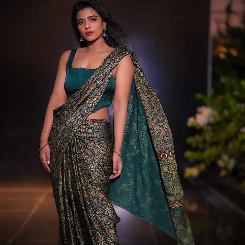 అప్పట్లో తనను అవమానిస్తుంటే.. విమర్శిస్తుంటే ఎంతో బాధగా ఉండేదని తెలిపింది. అప్పటివరకు హీరోయిన్ కావాలన్న పెద్ద ఆశలు తనలో లేవని.. కానీ ఆ అవమానాలే తనలో కొత్త పట్టుదలను రగిలించాయని తెలిపింది. నేనెందుకు హీరోయిన్ కాలేను.. నన్ను నేను ప్రూవ్ చేసుకోవాల్సిందే. ఎన్ని అడ్డంకులు వచ్చినా నటిగా నిలబడాలని నిర్ణయించుకున్నా.. అందుకే ప్రతి అవకాశం కోసం ఎదురుచూశా.. వచ్చిన ప్రతి ఛాన్స్ ఉపయోగించుకుని నన్ను నేను ప్రూవ్ చేసుకున్నా అంటూ ఎమోషనల్ అయ్యారు ఐశ్వర్య రాజేష్. 