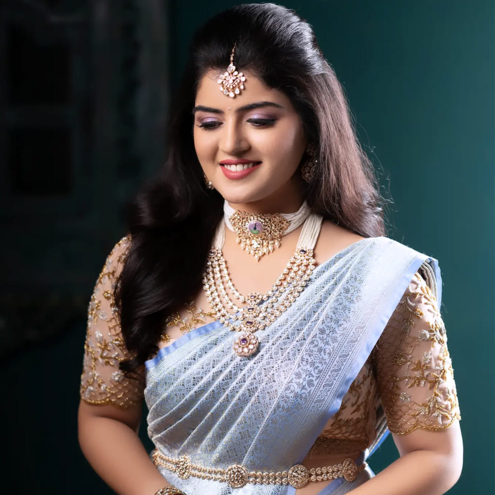 ఈ చిన్నది తమిళ్ లో చాలా సినిమాల్లో నటించింది. తమిళ్ లో ఈ చిన్నది ఎంతో మంది స్టార్ హీరోల సినిమాల్లో చైల్డ్ ఆర్టిస్ట్ గా నటించింది. ఆలాగే భక్తిరస చిత్రాల్లో చిన్న పాప రూపంలో ఉన్న అమ్మవారు పాత్రలు చాలా చేసింది. అక్షయ జయరాం నటించిన సినిమాలు కొన్ని తెలుగులోనూ డబ్ అయ్యాయి. ఇక ఇప్పుడు ఈ చిన్నది చాలా మారిపోయింది. హీరోయిన్స్ ను బీట్ చేసే లుక్ లో షాక్ ఇస్తుంది.