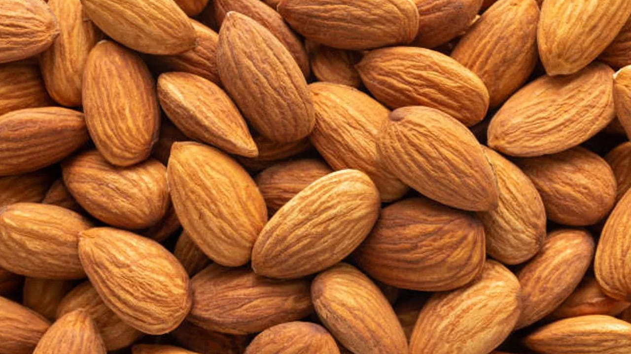 రాత్రిపూట క్రమం తప్పకుండా ఈ పసుపు, కుంకుమపువ్వు పాలను తాగుతూ.. దాంతో పాటు ప్రతిరోజూ వ్యాయామం, యోగా లేదా కాసేపు నడక వంటి ఆరోగ్యకరమైన జీవనశైలిని అలవాటు చేసుకుంటే నిద్ర నాణ్యత అద్భుతంగా మెరుగుపడుతుంది. ఎలాంటి ఒత్తిడి, ఆందోళన లేకుండా రాత్రంతా హాయిగా నిద్రపోవడం వల్ల.. ఉదయాన్నే త్వరగా మేల్కొనవచ్చు, అలాగే శరీరం, మనస్సు రెండూ రోజంతా ఎంతో చురుకుగా ఉంటాయి. కాబట్టి ఆరోగ్యానికి హాని చేసే కృత్రిమ నిద్రమాత్రలకు దూరంగా ఉంటూ, ఇటువంటి సహజ సిద్ధమైన ఆహారపు అలవాట్లను దైనందిన జీవితంలో భాగం చేసుకోవడమే ఉత్తమ మార్గం.