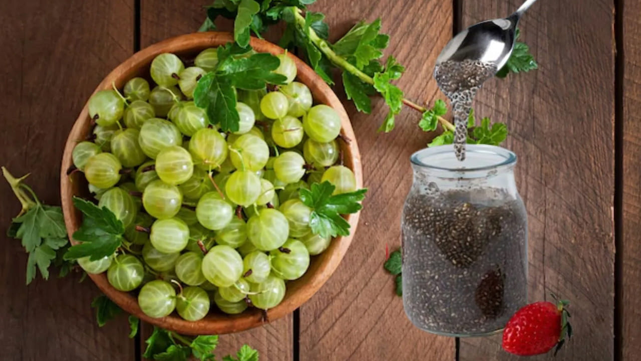 సులభంగా బరువు తగ్గొచ్చు (Weight Management): చియా సీడ్స్లో పీచుపదార్థం (ఫైబర్) చాలా ఎక్కువ. వీటిని నీటిలో నానబెట్టినప్పుడు అవి జెల్ లాగా మారతాయి. ఈ మిశ్రమాన్ని ఉసిరి రసంతో కలిపి తాగడం వల్ల పొట్ట నిండినట్లు అనిపించి, ఎక్కువ సమయం ఆకలి వేయదు. ఇది అనవసరపు క్రేవింగ్స్ను తగ్గించి బరువు తగ్గడానికి దోహదపడుతుంది.
