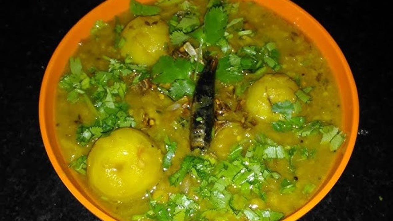 కందిపప్పు - ఉసిరికాయ : ముందుగా కందిపప్పును రెండు సార్లు బాగా కడిగి వాటిని కుక్కర్లో వేసి కొద్దిగా ఉడికిన తరవాత దానిలో పచ్చిమిర్చి, టమాటాలు , పసుపు వేసిఉడికించాలి. వీటితో పాటు ఉసిరికాయల ముక్కలను కూడా వేసి 5 నిముషాలు పాటు స్టవ్ మీదే ఉంచాలి. అయితే, దీనిలో వేసే ముందు పాన్లో కొద్దిగా ఆయిల్ వేసి ఉసిరికాయ ముక్కలు రంగు మారే వరకు వేయించాలి.
