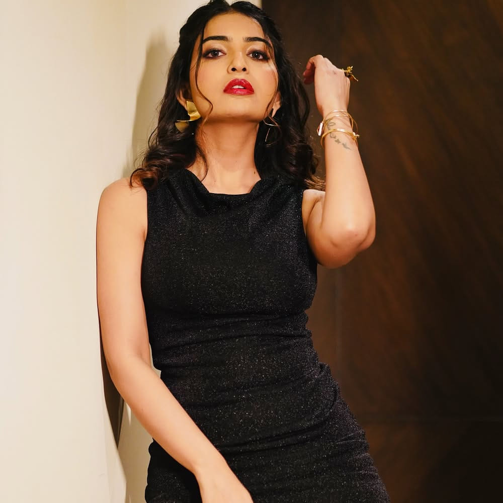 నటనపై ఉన్న ఆసక్తితో షార్ట్ ఫిలిమ్స్ చేయడం ప్రారంభించారు. అలా ఆమె ప్రతిభను గుర్తించిన దర్శకుడు పద్మరాజన్, 2019లో వచ్చిన 'మల్లేశం' చిత్రంలో హీరోయిన్‌గా అవకాశం ఇచ్చారు. ఈ సినిమాలో మల్లేశం భార్య పాత్రలో ఆమె నటనకు విమర్శకుల ప్రశంసలు దక్కాయి. కానీ పవన్ కళ్యాణ్ నటించిన వకీల్ సాబ్ చిత్రం మాత్రం అనన్య కెరీర్‌ను మలుపు తిప్పింది. ఇందులో ముగ్గురు అమ్మాయిలలో ఒకరైన 'దివ్య' పాత్రలో ఆమె అద్భుతంగా నటించి ప్రేక్షకులకు చేరువయ్యారు.