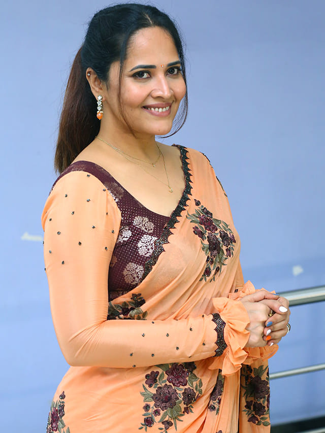 కుర్ర హీరోయిన్స్ కూడా కుళ్ళుకునేలా అనసూయ అందం..