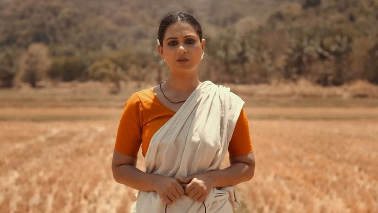చివరకు తనలో దాగున్న భయాన్ని, కోపాన్ని అణచుకున్న ఆ పిరికి కానిస్టేబుల్.. తన అసలు రూపాన్ని బయటకు తీసి ఈ నేరాల వెనుక ఉన్న అసలు సూత్రధారులను ఎలా అంతమొందించాడు అనేదే మిగిలిన కథ. ఉల్లాస్ చెంబన్ దర్శకత్వం వహించిన ఈ యాక్షన్ డ్రామా థ్రిల్లర్లో లుక్మన్ అవరన్, చెంబన్ వినోద్ జోస్, మణికందన్ ఆర్ ఆచారి, మేఘా థామస్ ప్రధాన పాత్రల్లో నటించారు. సాధారణంగా ఒక మర్డర్ మిస్టరీ కథనంలో కేవలం క్రైమ్ మాత్రమే ఉంటుంది, కానీ ఈ సినిమాలో దర్శకుడు రొమాన్స్, యాక్షన్ ఎలిమెంట్స్ని అద్భుతంగా మిక్స్ చేశారు.