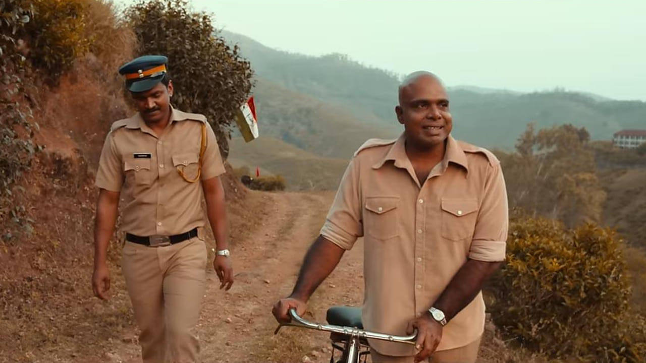 తెలుగు ప్రేక్షకుల కోసం ఈ చిత్రాన్ని 'చాప్రా మర్డర్ కేస్' పేరుతో ప్రముఖ ఓటీటీ ప్లాట్ఫామ్ 'ఆహా'లో స్ట్రీమింగ్ అవుతుంది. ఈ సినిమా కథ మొత్తం 1980వ దశకం నేపథ్యంలో, కేరళ-కర్ణాటక సరిహద్దు ప్రాంతంలో ఉన్న ఒక మారుమూల గ్రామం చుట్టూ తిరుగుతుంది. ఆ ఊరిలో అత్యంత ప్రభావవంతమైన, ధనవంతుడైన భూస్వామి 'చాప్రా' (శ్రీజిత్ రవి) ఒక రాత్రి దారుణంగా హత్యకు గురవుతాడు. సరిగ్గా అదే సమయంలో, తీవ్రమైన నత్తి , పిరికితనంతో బాధపడే వాసుదేవన్ (లుక్మన్ అవరన్) అనే యువకుడు ఆ ఊరి పోలీస్ స్టేషన్కు కానిస్టేబుల్గా కొత్తగా డ్యూటీలో చేరుతాడు.