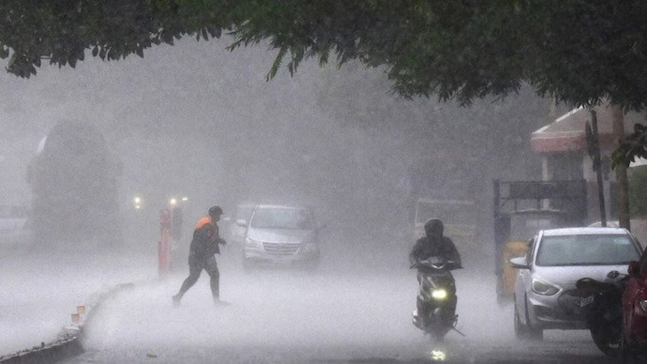 Weather Report: ఎండలు, అకాల వర్షాలతో తెలుగు రాష్ట్రాల్లో వాతావరణం అల్లకల్లోలం.. లేటెస్ట్ వెదర్...