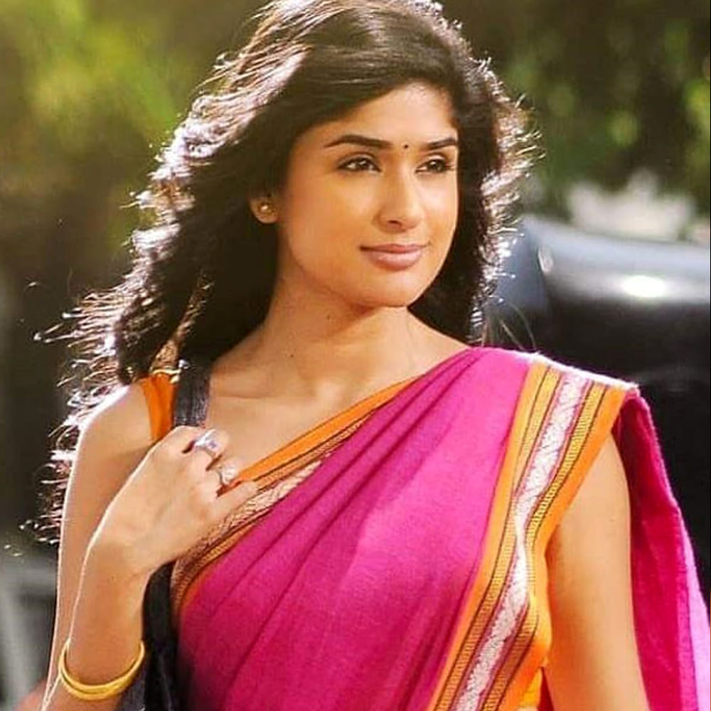 ఒకప్పుడు తన అందం.. అభినయంతో ప్రేక్షకులను ఆకట్టుకున్న భామల్లో అంజలా జవేరి ఒకరు. తన అందం, నటనతో తెలుగు ప్రేక్షకుల మనసు దోచేసింది. కాగా అంజలిని టాలీవుడ్‌కు పరిచయం చేసింది విక్టరీ వెంకటేష్. వెంకటేష్ హీరోగా నటించిన ప్రేమించుకుందాం రా..  సినిమాతో టాలీవుడ్ లోకి అడుగు పెట్టింది అంజలా. ఈ సినిమా మంచి విజయాన్ని అందుకుంది. అప్పటిలో ఈ అమ్మడు యూత్ ఆరాధ్య దేవత. 