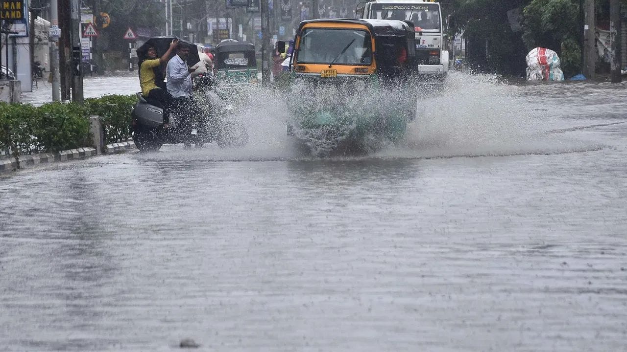 రాబోయే 3-4 రోజుల్లో ఈ నైరుతి రుతుపవనాలు ఆగ్నేయ అరేబియా సముద్రంలోని మరికొన్ని ప్రాంతాలు, కొమొరిన్ ప్రాంతం, నైరుతి, ఆగ్నేయ బంగాళాఖాతం, అండమాన్ సముద్రంలోని మిగిలిన భాగాలు, తూర్పు మధ్య బంగాళాఖాతంలోని మరికొన్ని ప్రాంతాలలోకి మరింతగా విస్తరించడానికి పరిస్థితులు అనుకూలంగా ఉన్నాయని. దీంతో మే 24 నాటికే అంటే 4 రోజుల ముందుగానే ఈసారి రుతుపవనాలు కేరళా తీరాన్ని తాకే అవకాశం ఉందని తెలిపింది.