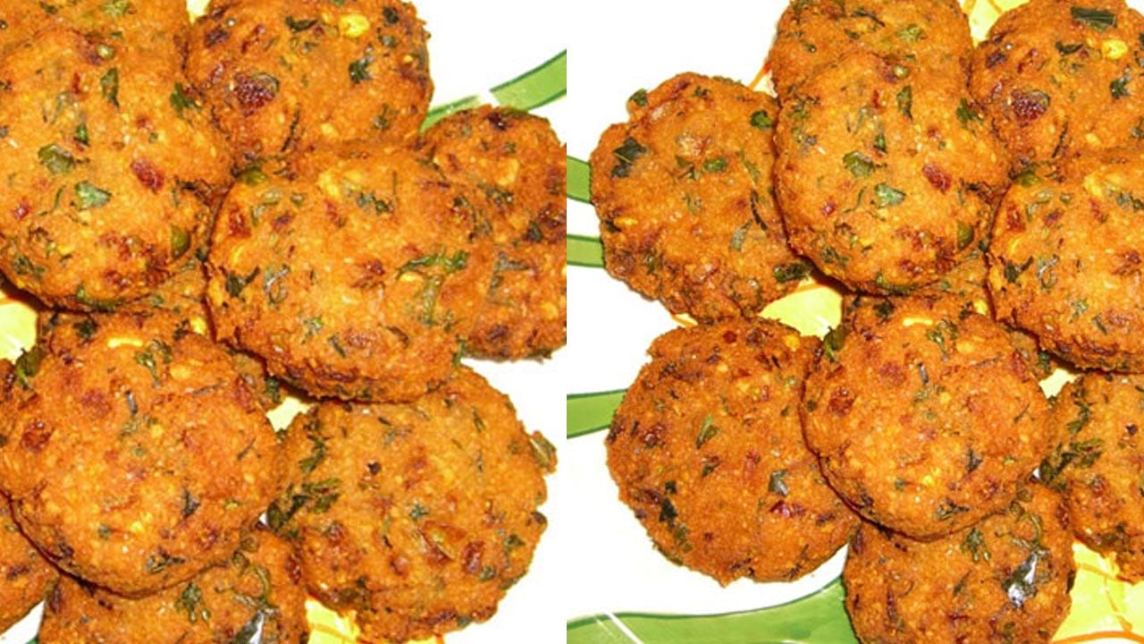 అరటి పువ్వు గారెలకు కావలసిన పదార్థాలు: అరటి పువ్వు తరుగు, ఒక కప్పు శనగపప్పు, ఒక చిన్న ఉల్లిపాయ , నాలుగు పచ్చిమిర్చి, 
ఒక టేబుల్ స్పూన్ అల్లంపేస్ట్, ఒక కప్పు  కరివేపాకు , అర కట్ట కొత్తిమీర, అర టేబుల్ స్పూన్ జీలకర్ర, రుచికి సరిపడా ఉప్పు , రుచికి సరిపడా ఉప్పు, అర టేబుల్ స్పూన్ కారం, నూనెను తీసుకోవాలి.