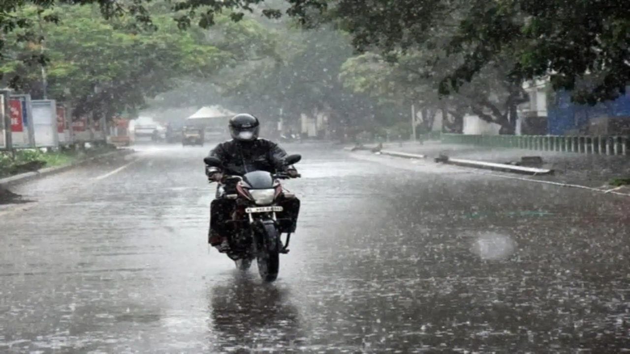 ఇక గురువారం (07-05-26)  శ్రీకాకుళం, విజయనగరం, మన్యం, అల్లూరి, పోలవరం, విశాఖ, అనకాపల్లి, కాకినాడ, కోనసీమ, తూర్పుగోదావరి, పశ్చిమగోదావరి, ఏలూరు, కృష్ణా, ఎన్టీఆర్, గుంటూరు, బాపట్ల, నెల్లూరు, కర్నూలు, నంద్యాల శ్రీసత్యసాయి, చిత్తూరు, తిరుపతి జిల్లాల్లో అక్కడక్కడ పిడుగులతో కూడిన తేలికపాటి వర్షాలు కురిసే అవకాశం ఉందన్నారు. 