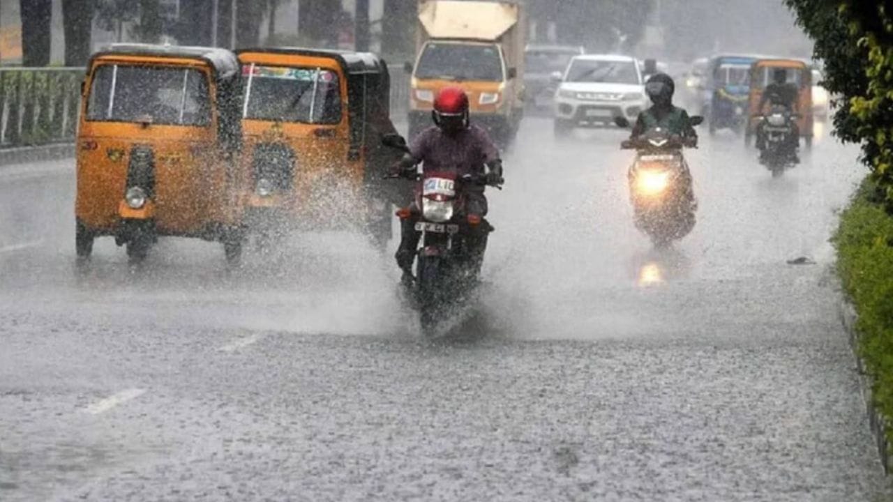 బుధవారం (06-05-26) శ్రీకాకుళం, విజయనగరం, మన్యం, అల్లూరి, పోలవరం, విశాఖ, అనకాపల్లి, కాకినాడ, కోనసీమ, తూర్పుగోదావరి, పశ్చిమగోదావరి, శ్రీసత్యసాయి, వైఎస్సార్ కడప, చిత్తూరు, తిరుపతి జిల్లాల్లో అక్కడక్కడ పిడుగులతో కూడిన తేలికపాటి వర్షాలు కురిసే అవకాశం ఉందన్నారు. 