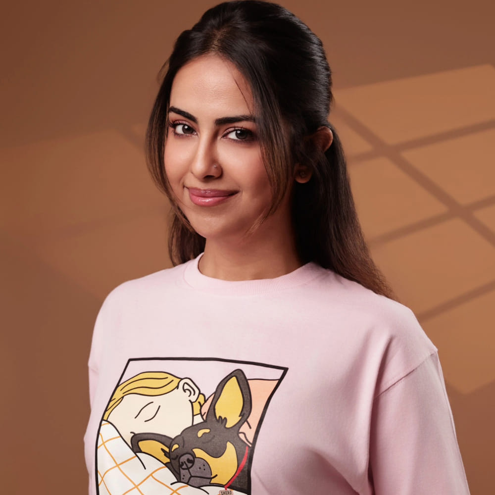 ఆయన బెంగళూరులో పనిచేసి ప్రస్తుతం బ్యాంకాక్లో స్థిరపడ్డారని. అవికా కూడా బ్యాంకాక్లోనే నివసిస్తున్నప్పటికీ, సినిమాల కోసం ఇండియాకు వస్తూ ఉంటాను అని చెప్పుకొచ్చింది. తమ కెరీర్లు వేర్వేరు అయినప్పటికీ, ఒకరికొకరు అర్థం చేసుకుంటూ, ఒకరి ఎదుగుదలకు మరొకరు మద్దతు ఇస్తూ తమ జీవితాన్ని సమతుల్యం చేసుకున్నట్లు తెలిపింది. తన భర్త తన వృత్తిని మాత్రమే కాకుండా, వ్యక్తిగా తనను అర్థం చేసుకుంటారని, తన పని వల్ల కాకుండా తన వ్యక్తిత్వం వల్ల తనను ప్రేమిస్తారని అవికా తెలిపింది.