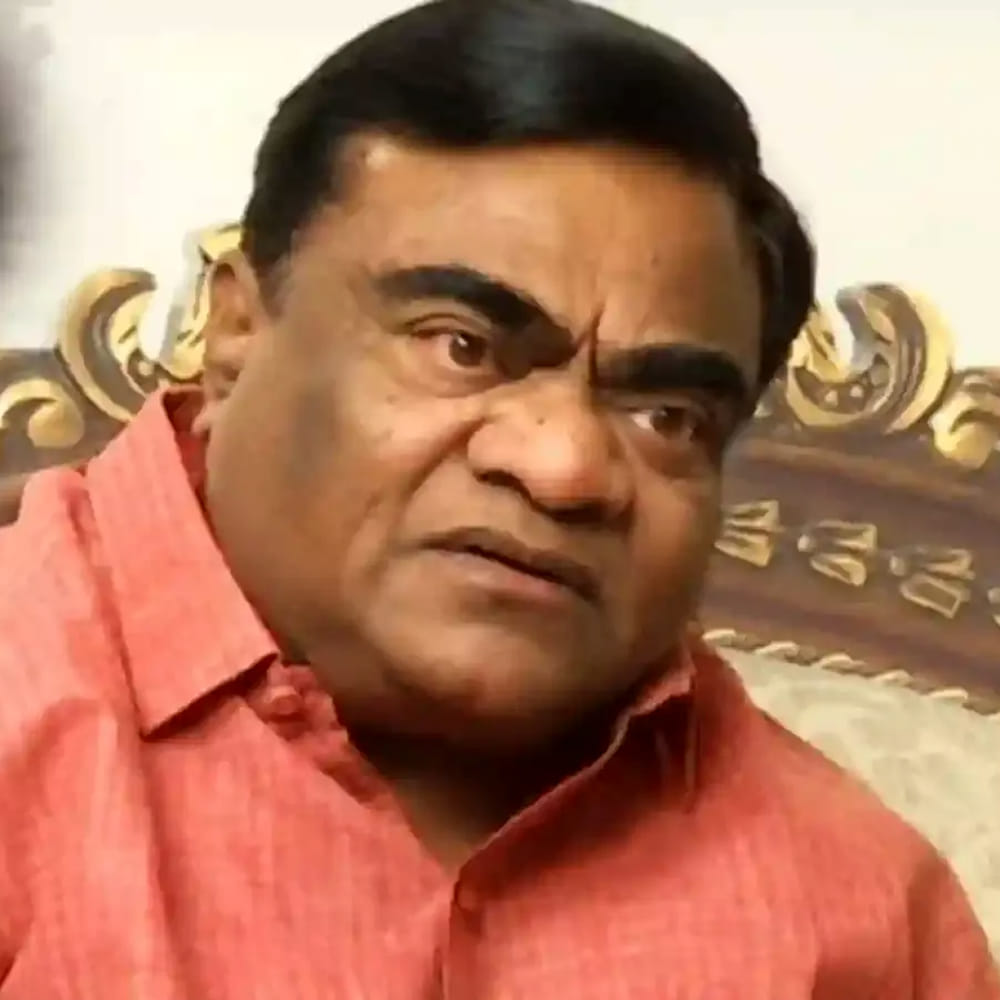 పాతతరం సినీ పరిశ్రమలో పారితోషిక విధానంపైనా ఆయన స్పందించారు. అప్పట్లో నటులు నా రేటు ఇంత అని ఎప్పుడూ డిమాండ్ చేయలేదని, నిర్మాతలు ఇచ్చింది తీసుకునేవారని అన్నారు. సినిమా మొత్తానికి కాకుండా రోజువారీ కాల్షీట్ల ప్రకారం ఐదు, పది లేదా పదిహేను రోజులకు పారితోషికం ఇచ్చేవారని, ఒక రోజు, రెండు రోజుల పాత్రలకైతే పర్ డే చొప్పున మొదలైందని వివరించారు. మాయలోడు వంటి పెద్ద హిట్ పాట తర్వాత కూడా తాను ప్రత్యేకంగా రెమ్యూనరేషన్ పెంచాలని కోరలేదని, చిరంజీవి గారు స్వయంగా ఫోన్ చేసి పాట హిట్ అని చెప్పినా, తనకు పెద్దగా ఎదో అయిపోయానని భావన రాలేదని తెలిపారు.
