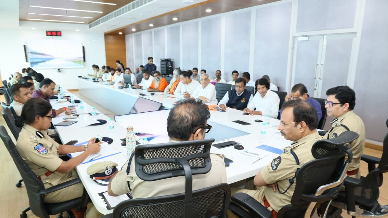 రాబోయే బక్రీద్‌ పండుగను పురస్కరించుకొని నగరంలో శాంతిభద్రతల పరిరక్షణకు తీసుకోవాల్సిన జాగ్రత్తలపై హైదరాబాద్‌ పోలీసు కమిషనర్‌ శ్రీ వీసీ సజ్జనర్‌, ఐపీఎస్ గారు వివిధ గోరక్షక్ సంఘాల ప్రతినిధులతో బంజారాహిల్స్‌లోని టీజీఐసీసీసీలో ప్రత్యేక సమన్వయ సమావేశం నిర్వహించారు. 