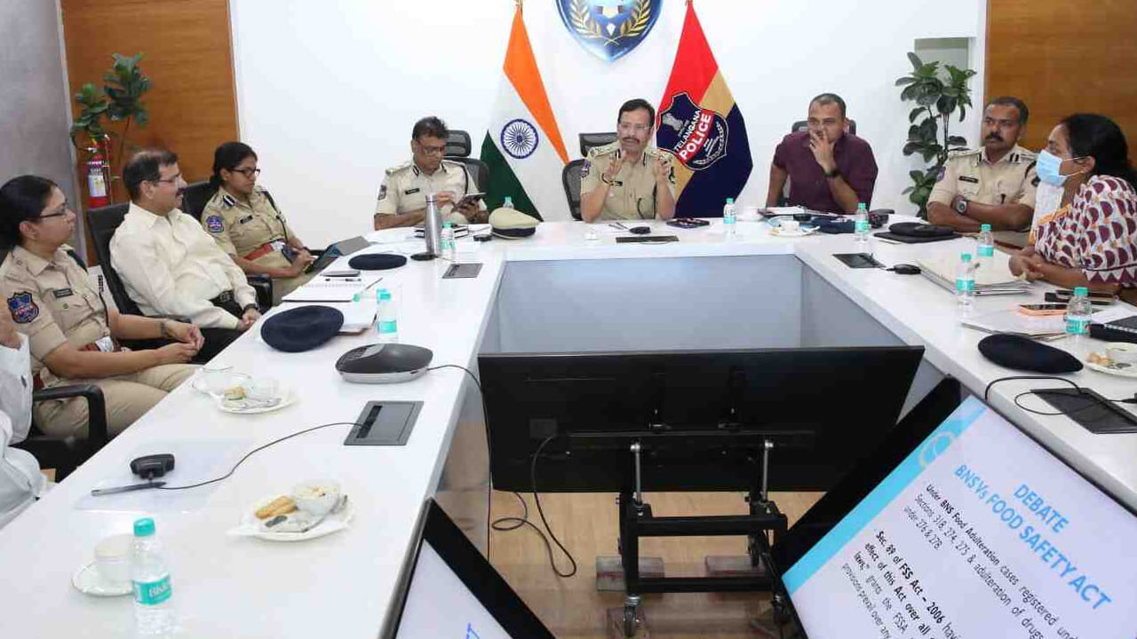 ఈ సందర్భంగా ఆయన మాట్లాడుతూ, పండుగ వేళ నగరంలో ఎలాంటి అవాంఛనీయ సంఘటనలు జరగకుండా కమిషనరేట్ సరిహద్దుల్లో చెక్ పోస్టులను ఏర్పాటు చేస్తూ పకడ్బందీ చర్యలు తీసుకుంటున్నామని తెలిపారు. ముఖ్యంగా గోరక్షకులు చట్టం పట్ల అత్యంత గౌరవంతో ఉండాలని, అక్రమ పశు రవాణాకు సంబంధించి ఎలాంటి సమాచారం ఉన్నా తక్షణమే పోలీసులకు తెలియజేయాలి తప్ప, ఏ పరిస్థితుల్లోనూ నిందితులపై ప్రత్యక్ష దాడులకు పాల్పడి చట్టాన్ని చేతుల్లోకి తీసుకోకూడదని స్పష్టం చేశారు. 
