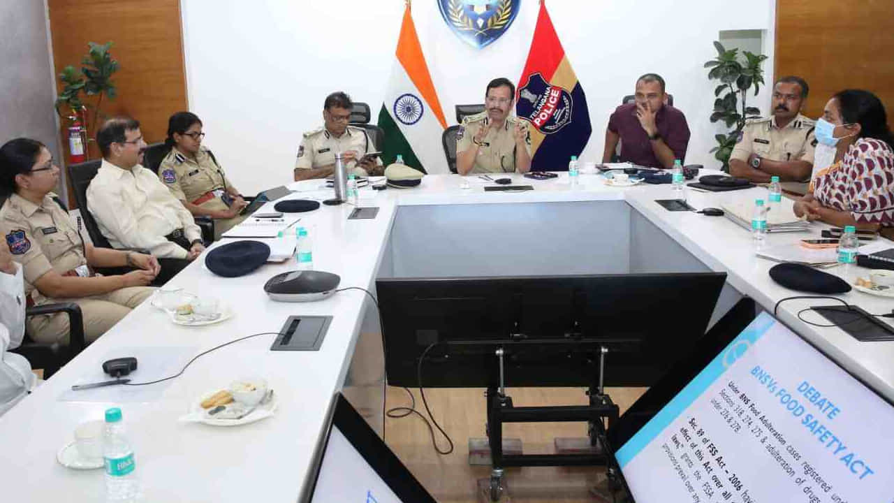 ఈ సందర్భంగా ఆయన మాట్లాడుతూ, పండుగ వేళ నగరంలో ఎలాంటి అవాంఛనీయ సంఘటనలు జరగకుండా కమిషనరేట్ సరిహద్దుల్లో చెక్ పోస్టులను ఏర్పాటు చేస్తూ పకడ్బందీ చర్యలు తీసుకుంటున్నామని తెలిపారు. ముఖ్యంగా గోరక్షకులు చట్టం పట్ల అత్యంత గౌరవంతో ఉండాలని, అక్రమ పశు రవాణాకు సంబంధించి ఎలాంటి సమాచారం ఉన్నా తక్షణమే పోలీసులకు తెలియజేయాలి తప్ప, ఏ పరిస్థితుల్లోనూ నిందితులపై ప్రత్యక్ష దాడులకు పాల్పడి చట్టాన్ని చేతుల్లోకి తీసుకోకూడదని స్పష్టం చేశారు. 
