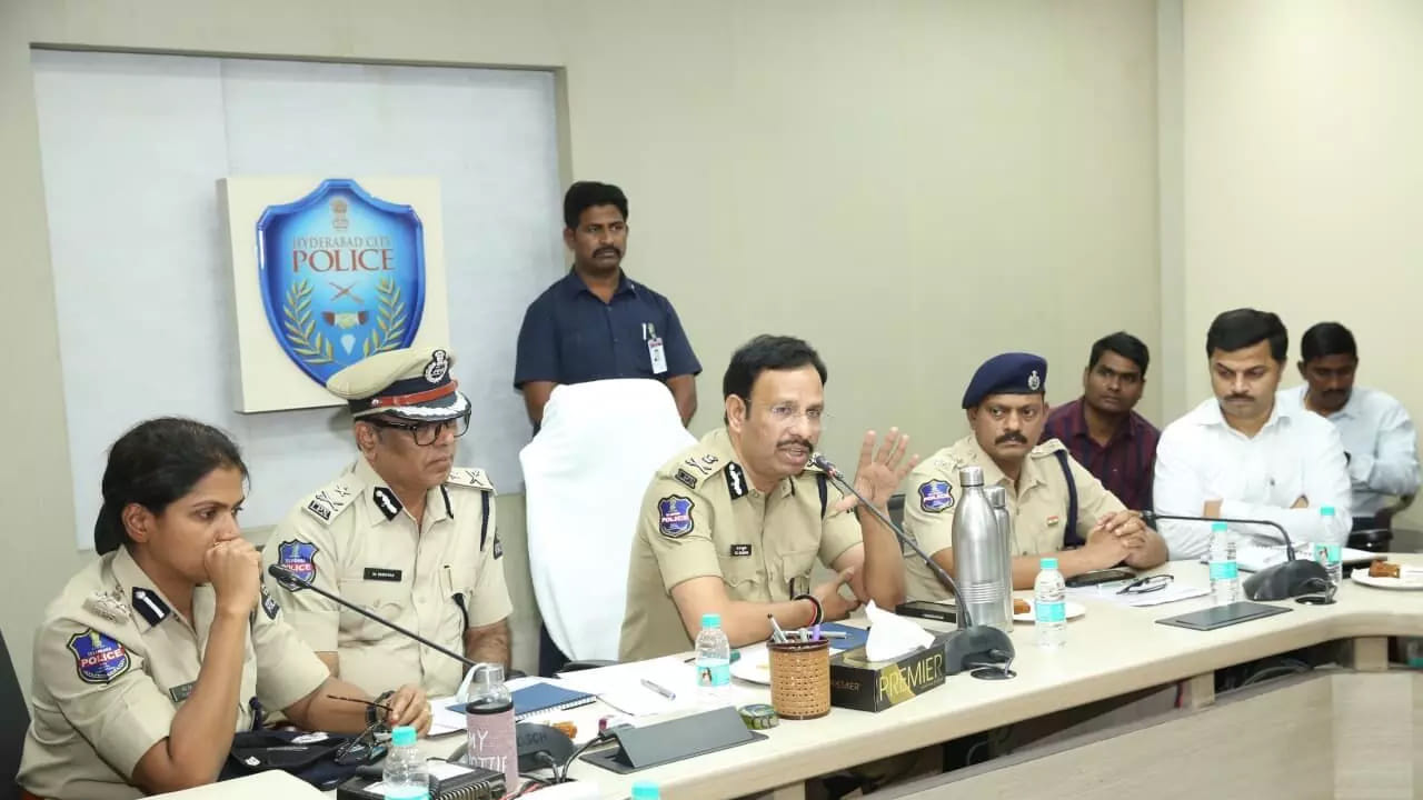 కేవలం పండుగ సమయాల్లోనే కాకుండా ఏడాది పొడవునా పశువైద్యుల ధ్రువీకరణ లేకుండా జరిగే అక్రమ రవాణాపై నిఘా ఉంచుతామని, సమాచారం కోసం పోలీసు కంట్రోల్‌ రూమ్‌ నంబరు 8712661000 ను 24 గంటలూ సంప్రదించవచ్చని తెలిపారు. 
పౌరులందరూ సమన్వయంతో వ్యవహరించి పోలీసులకు సహకరించాలని పిలుపునిచ్చారు. గోరక్షక సంఘాల ప్రతినిధులు కోరిన పలు అంశాలపై సానుకూలంగా స్పందిస్తూనే, ప్రతి ఒక్కరూ బాధ్యతాయుతంగా వ్యవహరించాలని కోరారు.