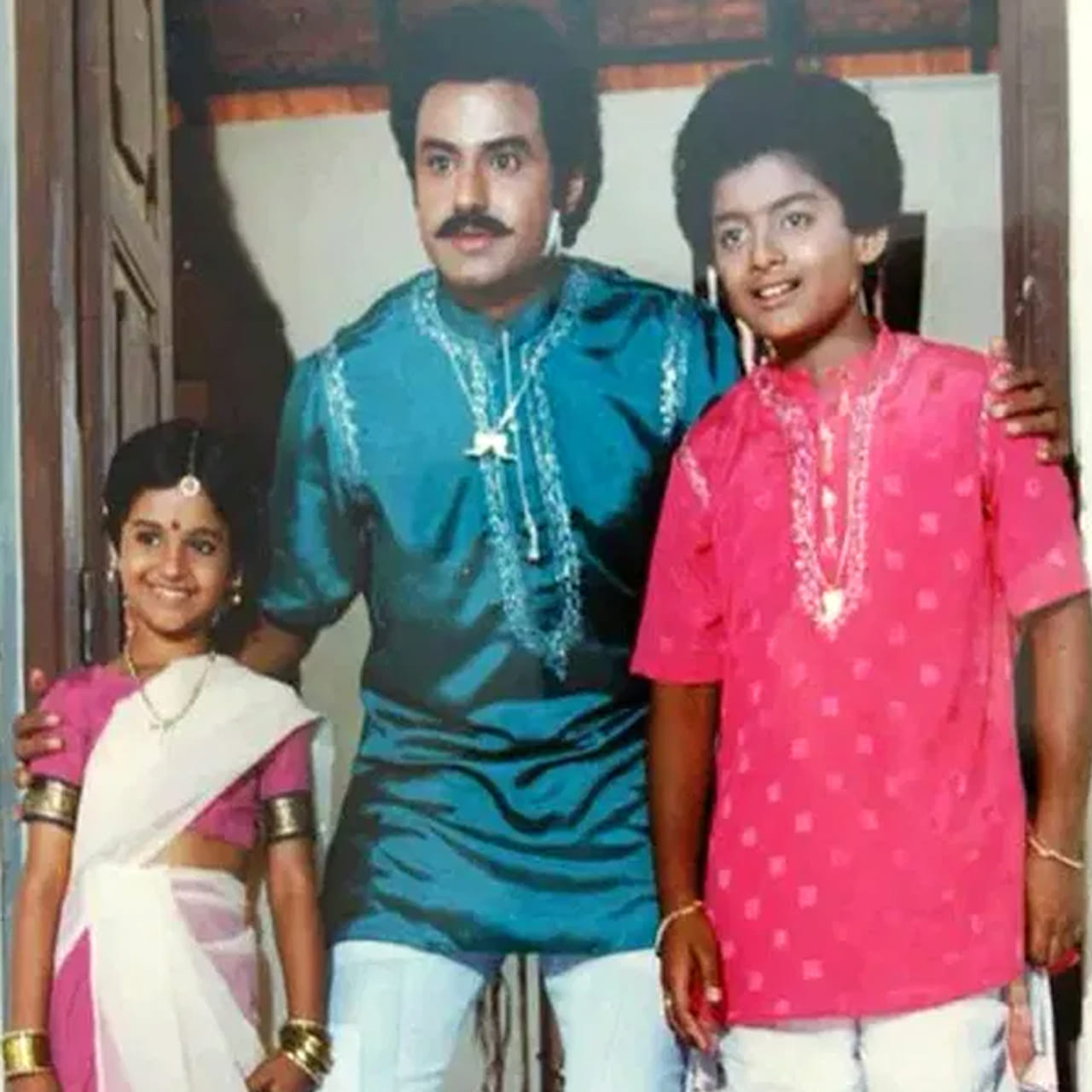  సినిమా ఇండస్ట్రీలో స్టార్ హీరోలు,హీరోయిన్స్ గా కొనసాగుతున్న వారిలో చాలామంది ఛైల్డ్‌ ఆర్టిస్టులుగా అలరించిన వారే. మహేశ్‌బాబు, జూనియర్‌ ఎన్టీఆర్‌, అల్లు అర్జున్‌, అఖిల్‌, రాశి, మీనా, హన్సిక, షాలినీ, తమన్నా.. ఇలా లిస్టు చెప్పుకుంటూ పోతే చాలామందే ఉన్నారు. పై ఫొటోలో ఉన్న బాలయ్యతో ఉన్న ఇద్దరు చిన్నారులు కూడా ఈ కోవకు చెందిన వారే.