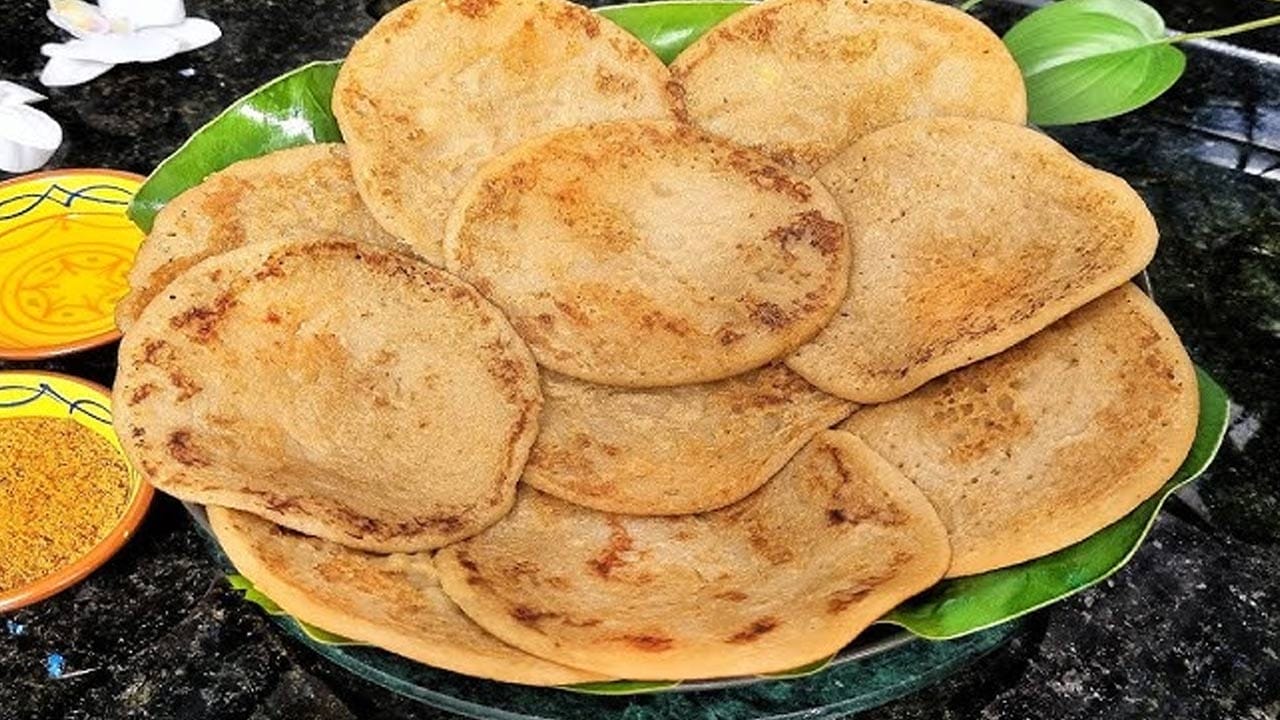 
అరటి పండ్ల దోసె తయారీ విధానం: ముందుగా పండిన అరటిపండ్లను తీసుకుని వాటి తొక్క తీసి గిన్నెలో తీసుకుని మెత్తగా పేస్ట్ లాగా  చేసుకోవాలి. దానిలో బెల్లం తురుము కూడా  వేసి బాగా మిక్స్ అయ్యేలా కలపాలి. ఆ తర్వాత గోధుమ పిండి, కొద్దిగా బియ్యపు పిండి, ఒక టేబుల్ స్పూన్ యాలకుల పొడి, కొద్దిగా ఉప్పు వేసి కలుపుకోవాలి. 