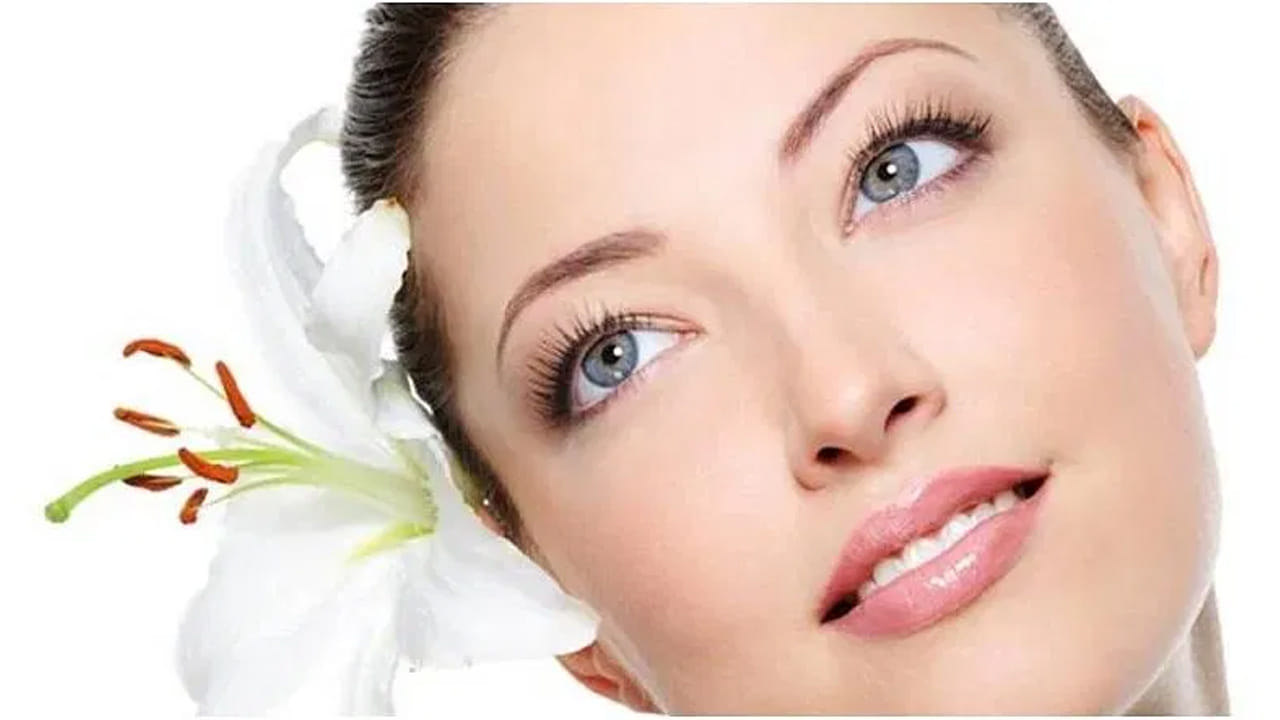 మెరిసే చర్మం మీ సొంతం (Glowing Skin): అరటి తొక్కలో ఉండే విటమిన్లు, ఖనిజాలు చర్మానికి లోతైన పోషణను అందిస్తాయి. ఇది చర్మంపై ఉన్న ట్యాన్ (నలుపుదనం) మరియు డెడ్ స్కిన్ సెల్స్‌ను తొలగించి, ముఖానికి సహజమైన కాంతిని, గ్లోను తీసుకువస్తుంది.