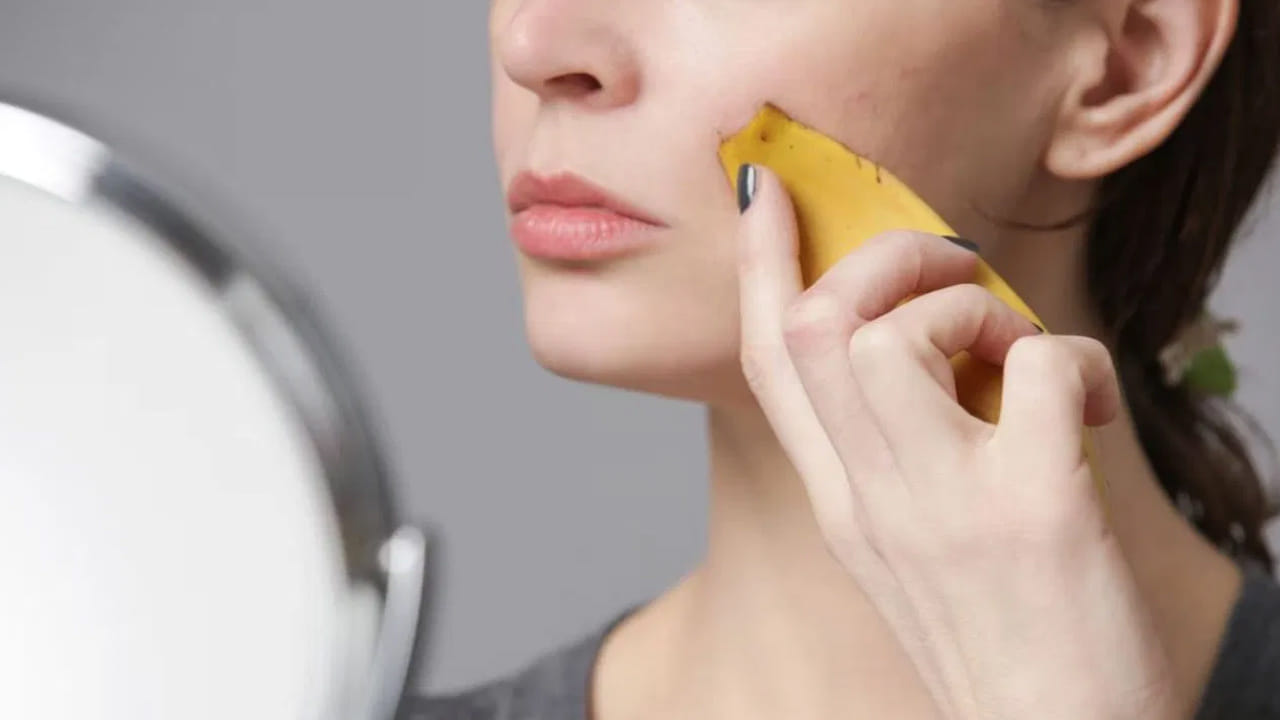 మొటిమల నుండి ఉపశమనం (Acne & Pimples): మొటిమలు, మచ్చల సమస్యతో బాధపడేవారికి అరటి తొక్క ఒక అద్భుతమైన హోమ్ రెమెడీ. దీనిలోని యాంటీ ఆక్సిడెంట్లు చర్మ రంధ్రాల్లోని బ్యాక్టీరియాను తొలగించి, మొటిమలు త్వరగా తగ్గేలా చేస్తాయి.