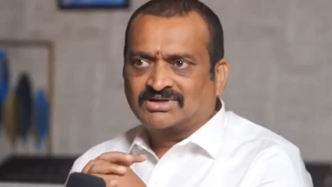  సినిమాలకు దూరంగా ఉన్నప్పటికీ తరచూ వార్తల్లో నిలుస్తున్నారు బండ్లన్న.  తన ప్రసంగాలు, సోషల్ మీడియా పోస్టులతో నెట్టింట హాట్ టాపిక్ అవుతున్నారు.  తాజాగా ఓ పాడ్ కాస్ట్ లో పాల్గొన్న బండ్ల గణేష్ చేసిన కామెంట్లు ఇప్పుడు టాలీవుడ్ తో పాటు సోషల్ మీడియాను షేక్ చేస్తున్నాయి.
