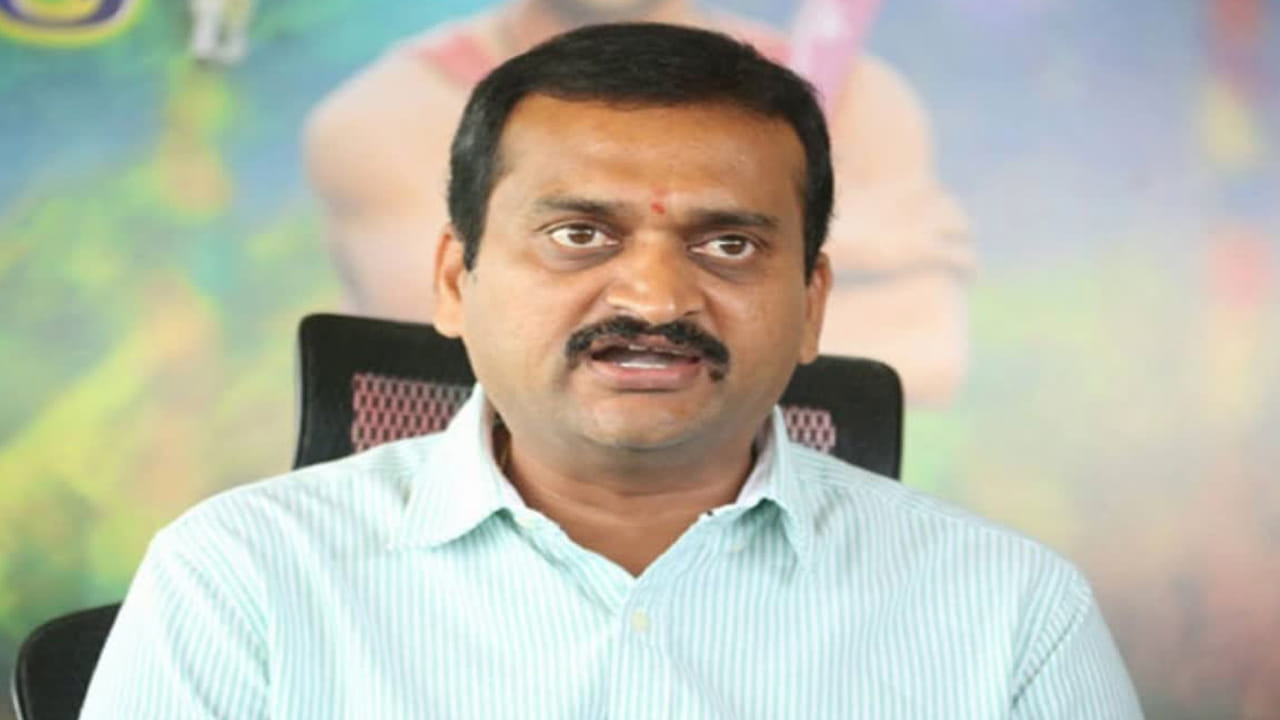  ప్రముఖ నటుడు రాజా రవీంద్ర నిర్వహిస్తోన్న పాడ్ కాస్ట్ కు హాజరయ్యారు బండ్లన్న. చాలా విషయాలపై ఓపెన్ గా మాట్లాడాడు. ' తెలుగు సినిమ ఇండస్ట్రీలో ఓ పెద్దాయన ఉండేవాడు. ఆయన మంచివాడే.  నాకు చాలా సాయం చేశాడు. ఆ రోజు ఆయన ఏ మూడ్ లో ఉన్నాడో ఏమో మరి. నాకు బాగా గుర్తుంది. సౌందర్య హెలికాప్టర్ ప్రమాదంలో చనిపోయిన రోజు అది'.

