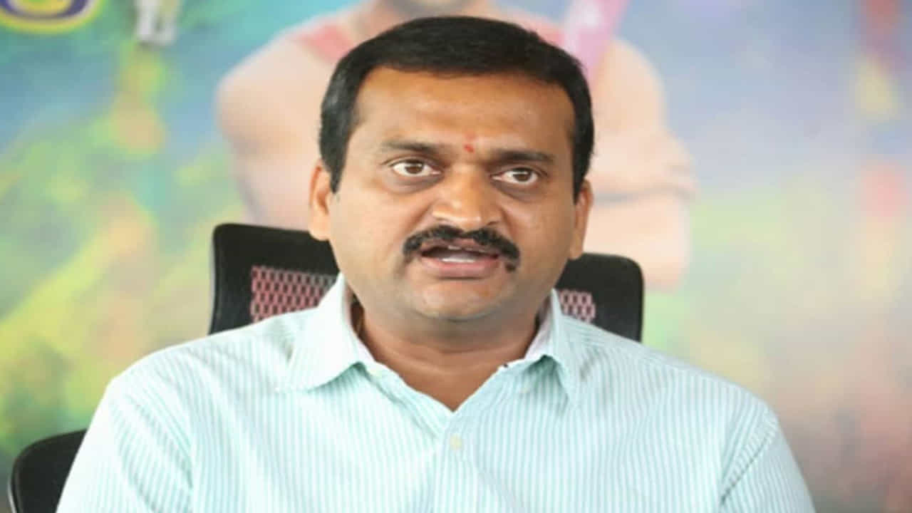 ప్రముఖ నటుడు రాజా రవీంద్ర నిర్వహిస్తోన్న పాడ్ కాస్ట్ కు హాజరయ్యారు బండ్లన్న. చాలా విషయాలపై ఓపెన్ గా మాట్లాడాడు. ' తెలుగు సినిమ ఇండస్ట్రీలో ఓ పెద్దాయన ఉండేవాడు. ఆయన మంచివాడే. నాకు చాలా సాయం చేశాడు. ఆ రోజు ఆయన ఏ మూడ్ లో ఉన్నాడో ఏమో మరి. నాకు బాగా గుర్తుంది. సౌందర్య హెలికాప్టర్ ప్రమాదంలో చనిపోయిన రోజు అది'.