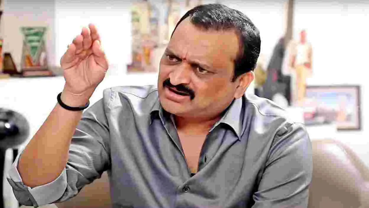 ‘నేను, ఇంకో నటుడు ఆయన పక్కన కూర్చుకున్నాం. మామూలుగా సార్ సార్ అనడం మనకు అలవాటు కదా. అలాగే అంటున్నా. అంతే.. ఏమైందో తెలియదు కానీ సడెన్ గా చెప్పు తీసుకొని కొట్టాడు. ఆ తర్వాత రెండు రోజులకు సారీ చెప్పాడు.  ఆయన కొట్టిన తర్వాత నేను వెంటనే బయటకు వచ్చాను'

