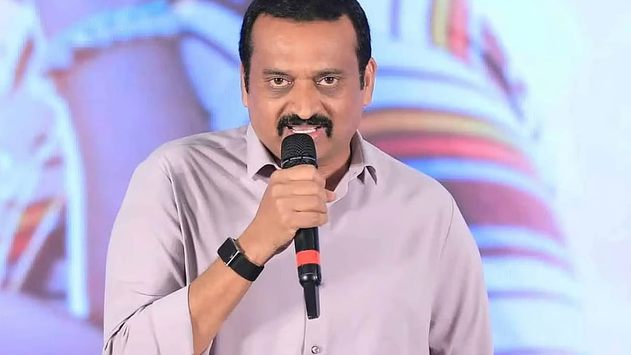  'అప్పుడు నాతో ఉన్న మరో వ్యక్తితో చెప్పా. ‘ బాబాయ్, నా దగ్గర డబ్బు లేదనే కదా ఆయన చెప్పుతో కొట్టాడు. ఏదో ఒక రోజు ఆయన కంటే ఎక్కువ డబ్బు సంపాదించి చూపిస్తా’ అని ఆ రోజు చెప్పా. అదే నా అచీవ్ మెంట్'  అని బండ్ల గణేష్ చెప్పుకొచ్చారు. ప్రస్తుతం ఇందుకు సంబంధించిన వీడియో నెట్టింట తెగ వైరలవుతోంది.