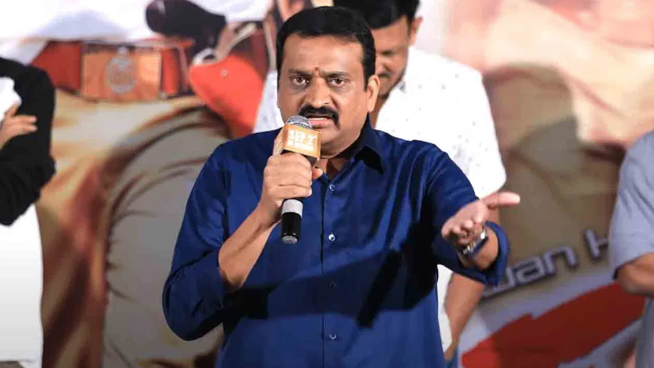  అయితే తనను అవమానించిన ఆ సీనియర్ నటుడు ఎవరో చెప్పలేదు బండ్లన్న. కానీ ఇప్పుడీ ప్రొడ్యూసర్ కామెంట్స్ అటు టాలీవుడ్, ఇటు సోషల్ మీడియాలో హాట్ టాపిక్ గా మారాయి. ఈ వీడియోను చూసిన నెటిజన్లు ఒక్కొక్కరు ఒక్కో నటుడి పేరు చెబుతున్నారు.
