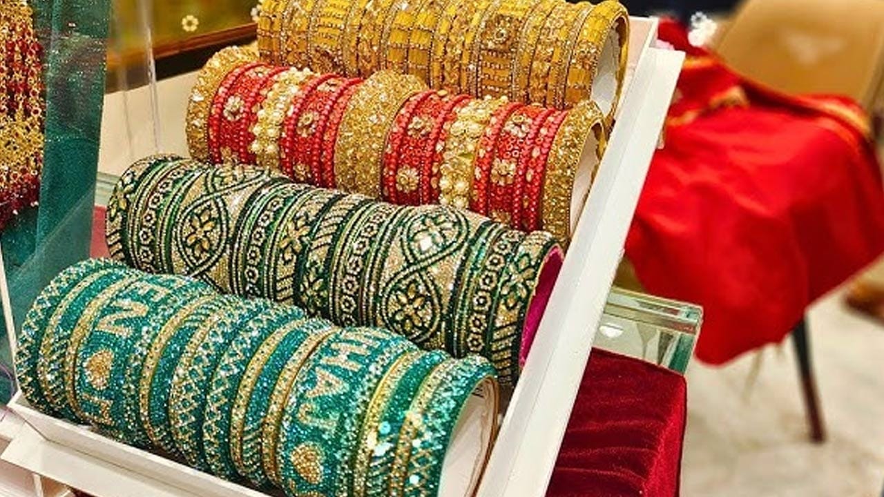 లాడ్ బజార్ మార్కెట్‌లోకి ప్రవేశించగానే గాజుల దుకాణాల బయట గుంపులుగుంపులుగా జనం కనిపిస్తున్నారు ఈ మధ్య. ఎందుకు అంత మంది ఒక దగ్గర మూగి ఉన్నారని పరిశీలిస్తే.. అక్కడ మీకు కూడా కళ్లు చెదిరిపోయే దృశ్యాలు కనిపిస్తాయి. దేనికంటారా?.. లక్కను కరిగించి వాటిని రంగురంగుల గాజులుగా మలుస్తున్న నిపుణులు, కళాకారులు మీకు అక్కడ కనిపిస్తారు. వారంతా ఎంతో నైపుణ్యంగా మీ కళ్ల ముందే గాజులను ప్రత్యక్షంగా తయారుచేసి చూపిస్తున్నారు. ఇంకేముంది.. అంతటి నైపుణ్యాన్ని, వారి చేతుల్లో రూపుదిద్దుకుంటున్న అద్భుతాన్ని చూస్తూ జనాలు ఊరికే ఉంటారా?.. వెంటనే జేబుల్లోని మొబైల్ ఫోన్లను తీసి, వారి తయారుచేస్తున్న తీరును మొత్తం కెమెరాల్లో బంధిస్తున్నారు. 