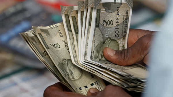 Bank Balance: మీ బ్యాంక్ బ్యాలెన్స్ పెరుగుతోందని సంబరపడుతున్నారా? అసలు నిజం తెలిస్తే షాక్ అవుతారు!