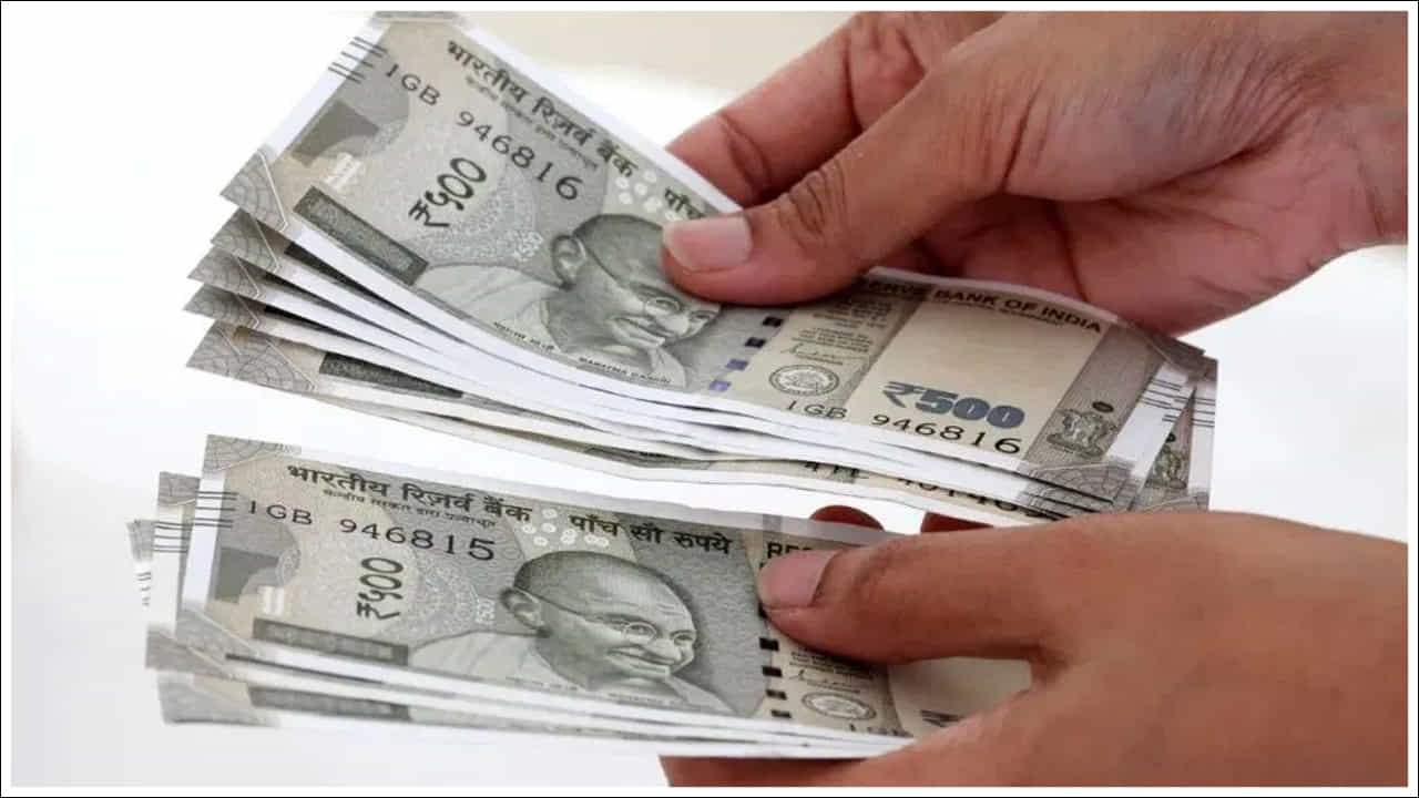  ఉదాహరణకు.. ఒక వ్యక్తి రూ. 50 లక్షల గృహ రుణం తీసుకున్నారని అనుకుందాం. ఆ రుణంపై 8 శాతం వడ్డీ రేటు, 30 సంవత్సరాల తిరిగి చెల్లింపు వ్యవధి ఉందని అనుకుందాం. ఈ సందర్భంలో నెలవారీ వాయిదా రూ. 36,688 అవుతుంది. 