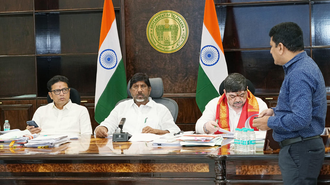 హైదరాబాద్‌లో మూసీ నది పునరుజ్జీవన ప్రాజెక్టును తెలంగాణ ప్రభుత్వం అత్యంత ప్రతిష్టాత్మకంగా ముందుకు తీసుకెళ్తోంది. కేవలం నది క్లీన్ చేసే  కార్యక్రమంగా కాకుండా, నగర భవిష్యత్తును మార్చే సామాజిక బాధ్యతగా ప్రభుత్వం దీన్ని చూస్తోంది. ప్రజల భాగస్వామ్యంతోనే ఈ ప్రాజెక్టు విజయవంతం అవుతుందని కేబినెట్ సబ్ కమిటీ స్పష్టం చేసింది.అభివృద్ధి పేరుతో ప్రజలకు ఇబ్బందులు కలగకూడదని ప్రభుత్వం స్పష్టం చేసింది. ప్రజల ఆస్తులు, నివాసాలపై కనీస ప్రభావం మాత్రమే ఉండేలా ప్రాజెక్టు అలైన్‌మెంట్‌లో మార్పులు చేయాలని అధికారులకు ఆదేశాలు జారీ అయ్యాయి. పారదర్శకతతో, ప్రజల్లో నమ్మకం పెంచే విధంగా పనులు సాగించాలని సూచించారు.